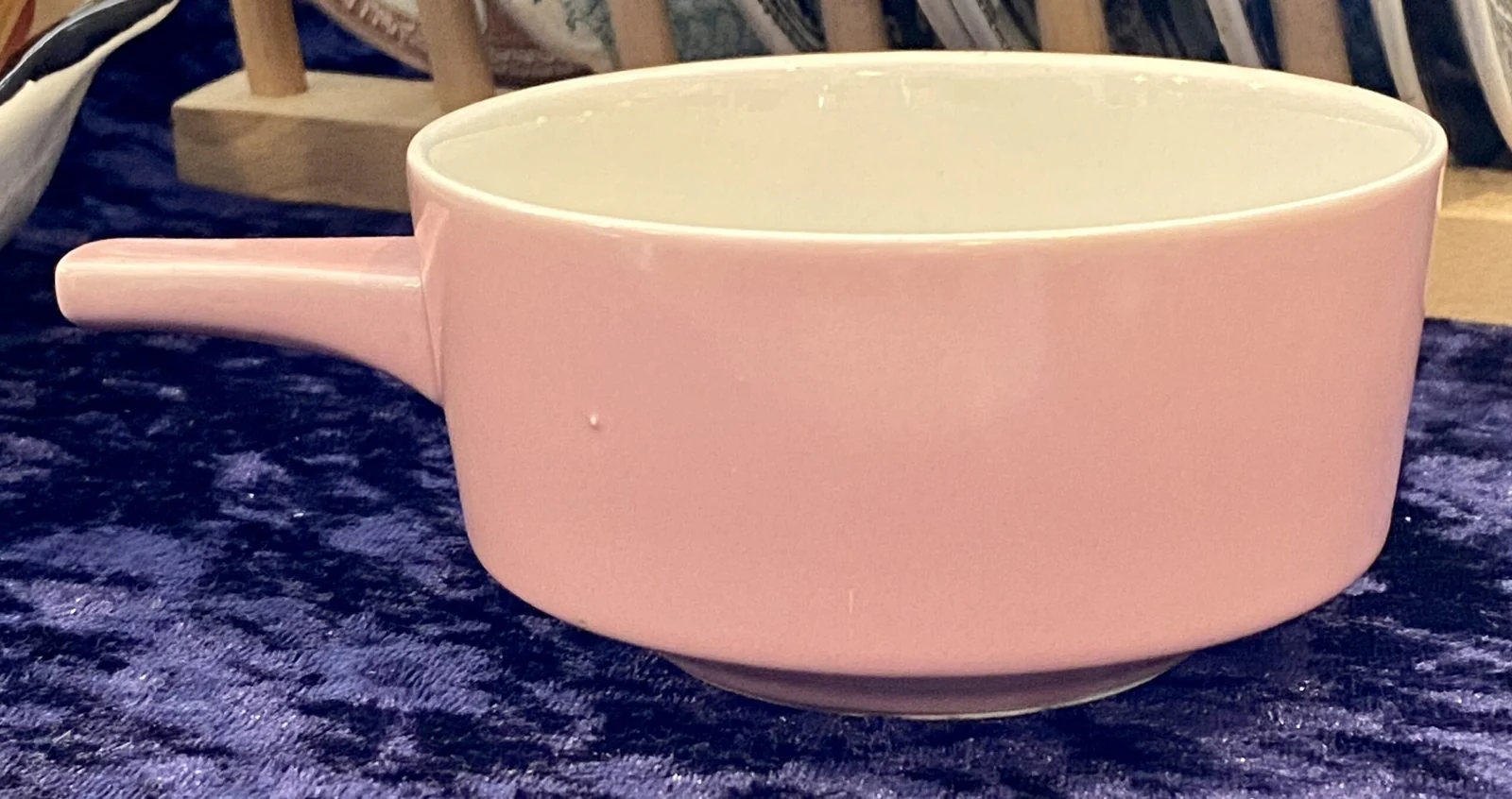 Soepkom met steel – mat pastelroze met opdruk ROYCO en glanzend witte binnenkant – Villeroy & Boch