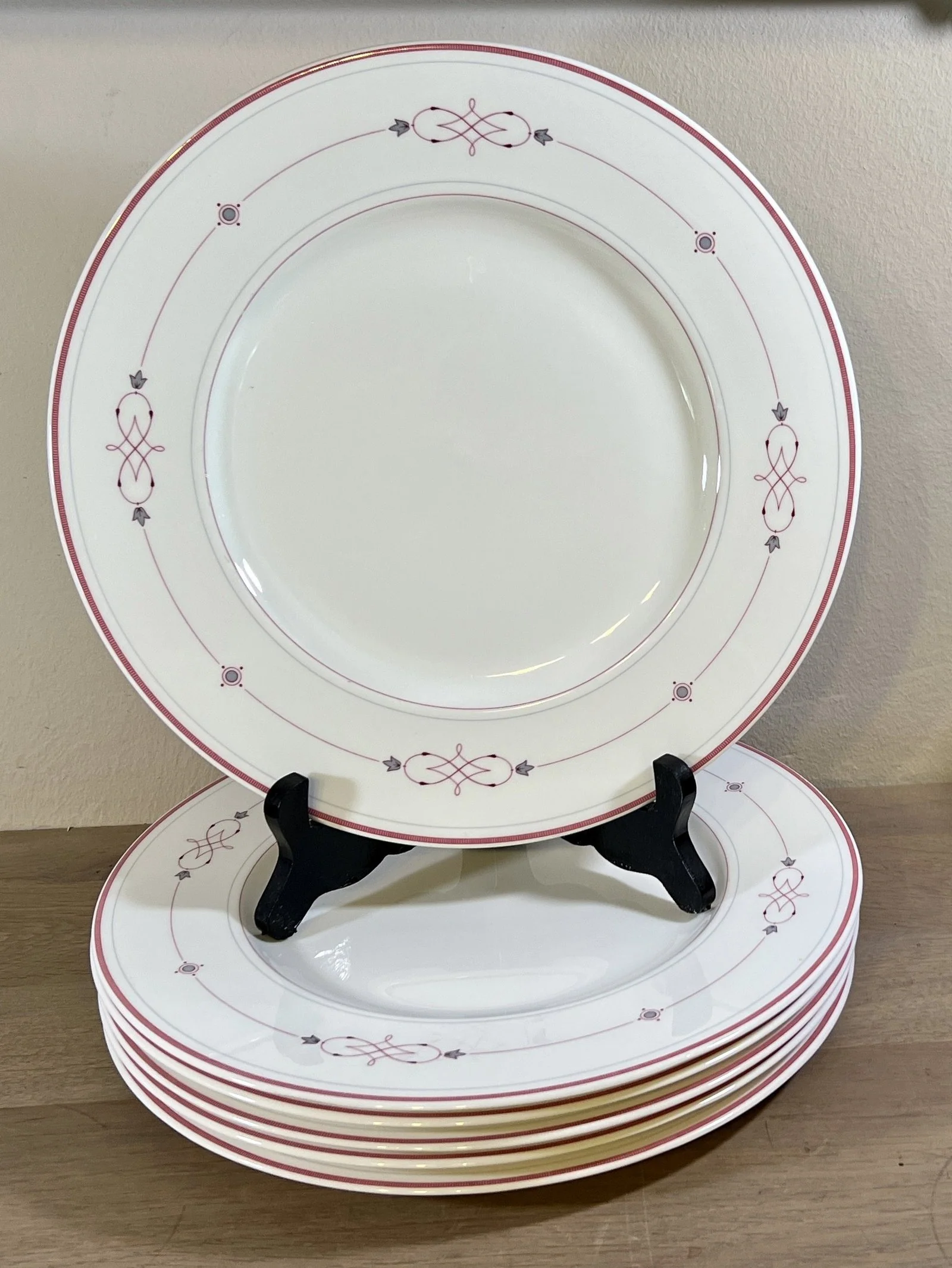 Dinerbord – Villeroy & Boch/Heinrich – porselein servies gemaakt tussen 1980 en 2005 – décor ARAGON in gestileerd rood/roze Dinerbord – Villeroy & Boch/Heinrich – porselein servies gemaakt tussen 1980 en 2005 – décor ARAGON in gestileerd rood/roze