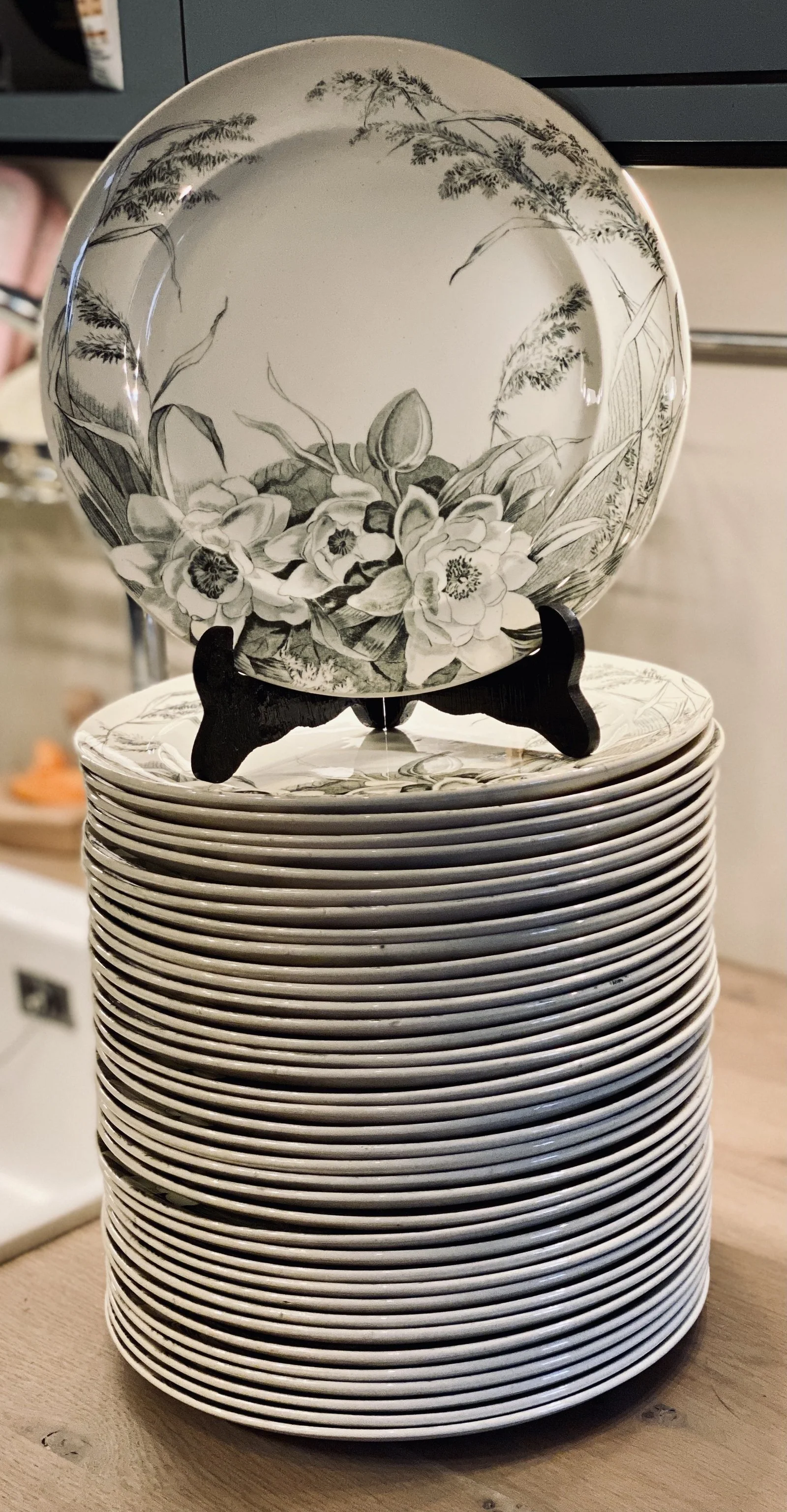 Dinerbord / dinner plate / assiette – George Jones & Sons (Stoke-on-Trent) – décor LILY Dinerbord / dinner plate / assiette – George Jones & Sons (Stoke-on-Trent) – décor LILY