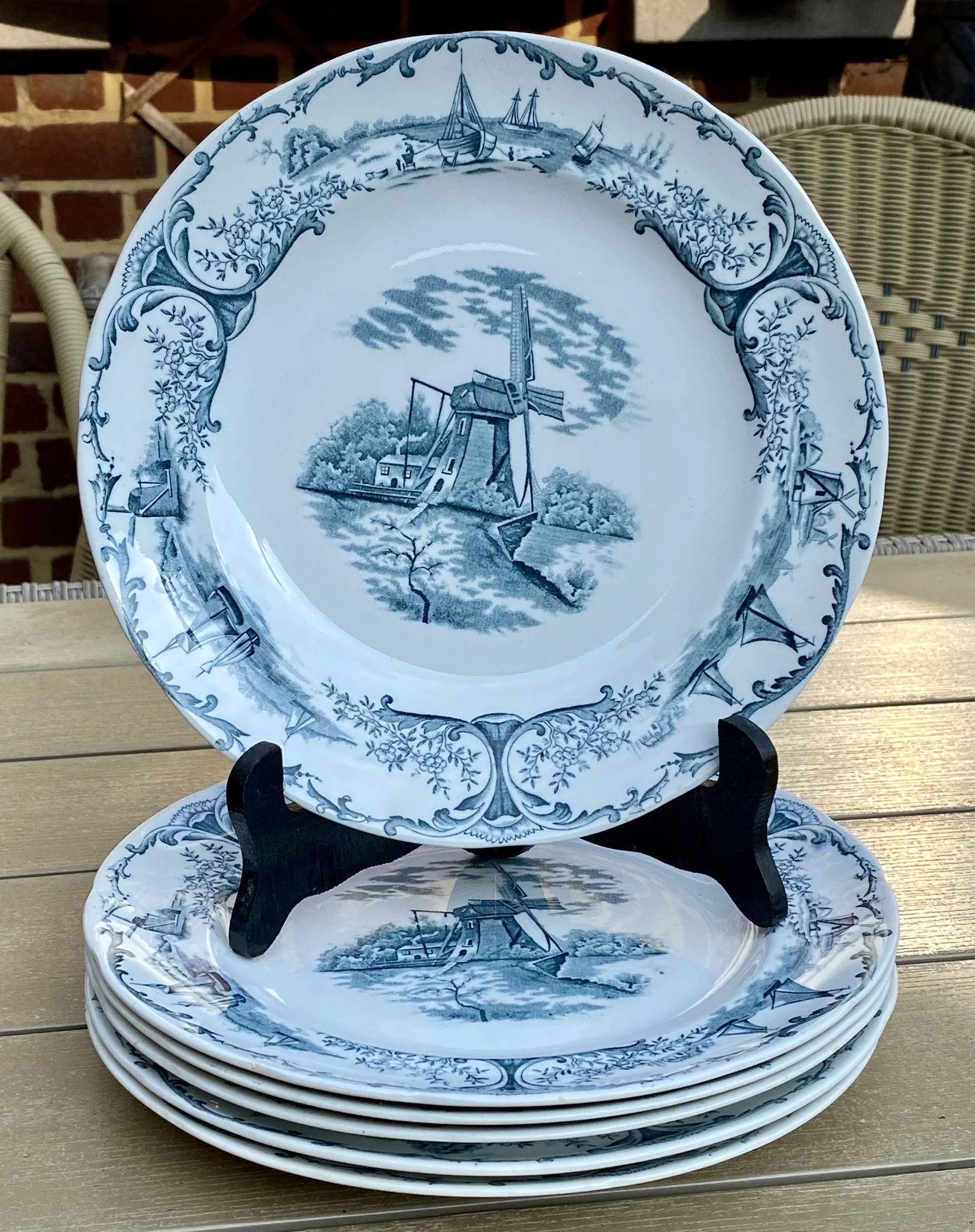 Dinerbord – licht geschulpte rand – Grimwades Stoke-on-Trent – decor DELPH petrol met molen en zeilscheepjes Dinerbord – licht geschulpte rand – Grimwades Stoke-on-Trent – decor DELPH petrol met molen en zeilscheepjes