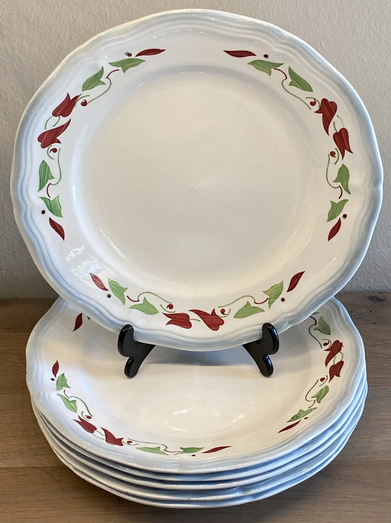 Dinerbord – licht geschulpte en geribbelde rand – Granit (Hungary) – decor H3712 / U3712 / T3712 / 3712 van rode en groene klimo