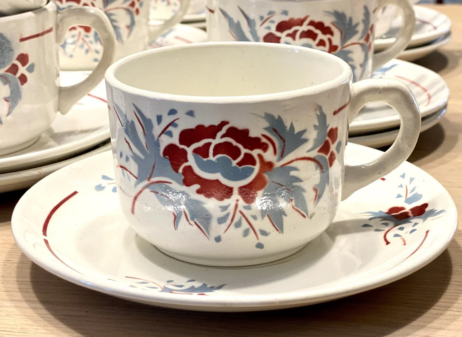 Kop en schotel – Nimy – stoer model – spuitdecor van een grijs / donkerrode bloem