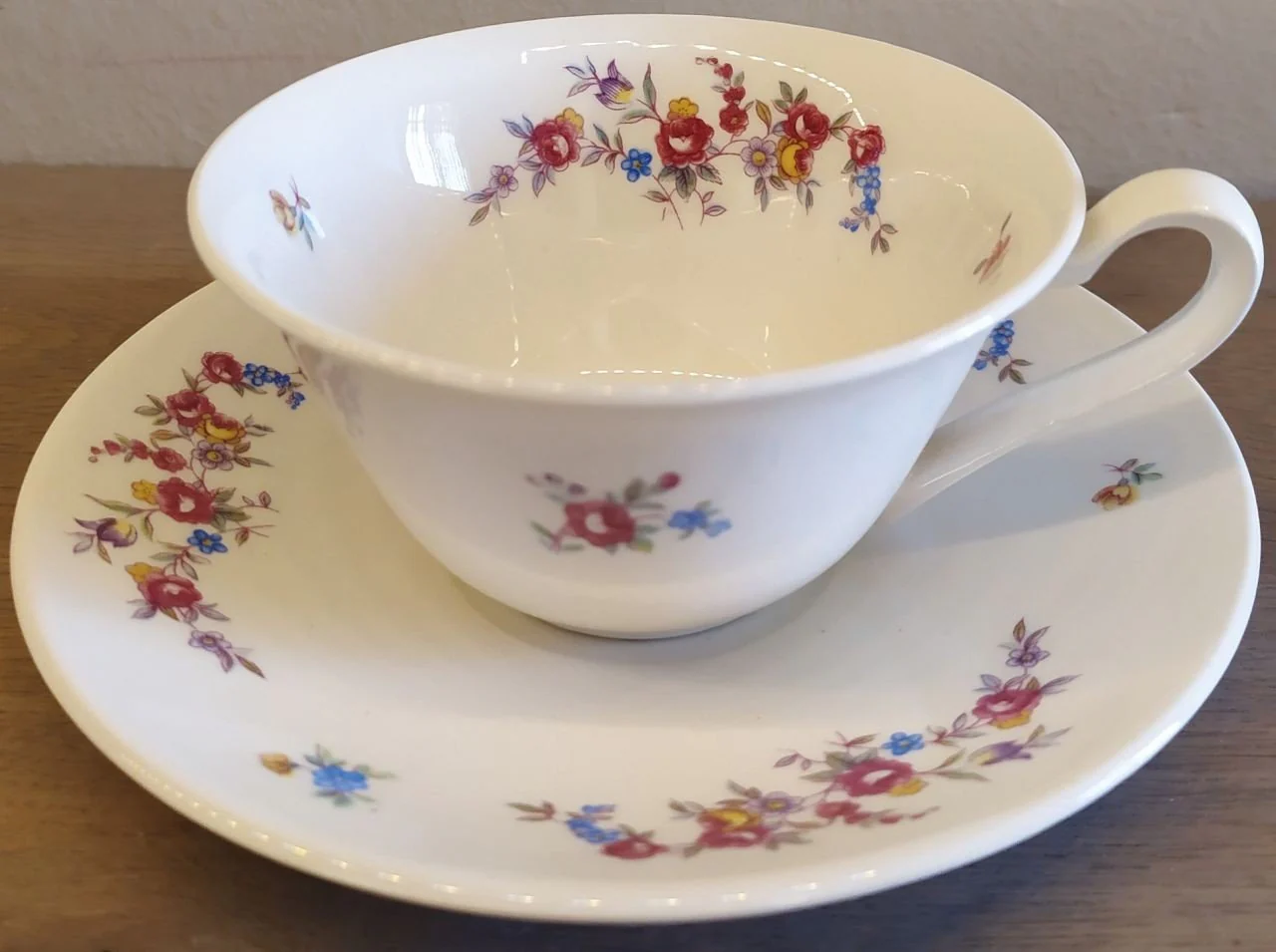 Kop en schotel – Petrus Regout – décor van stooibloemen met roosjes