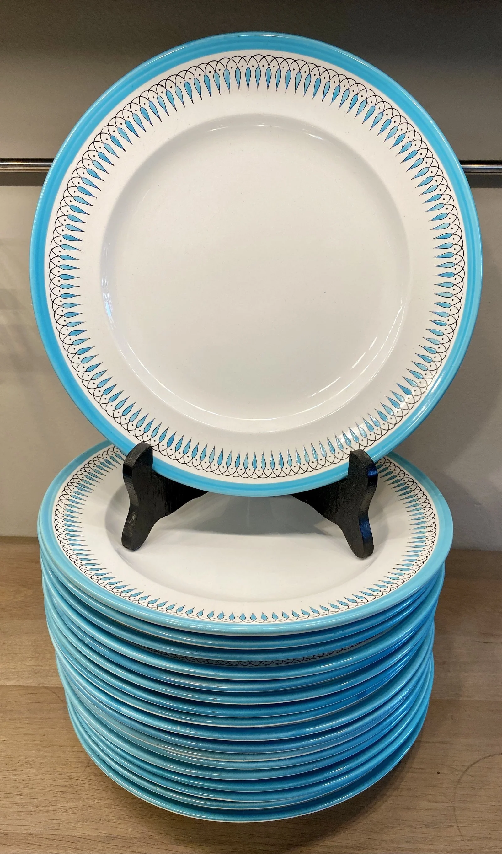 Dinerbord – Wedgwood – decor van azuurblauwe handgeschilderde blaadjesguirlande aan de rand Dinerbord – Wedgwood – decor van azuurblauwe handgeschilderde blaadjesguirlande aan de rand