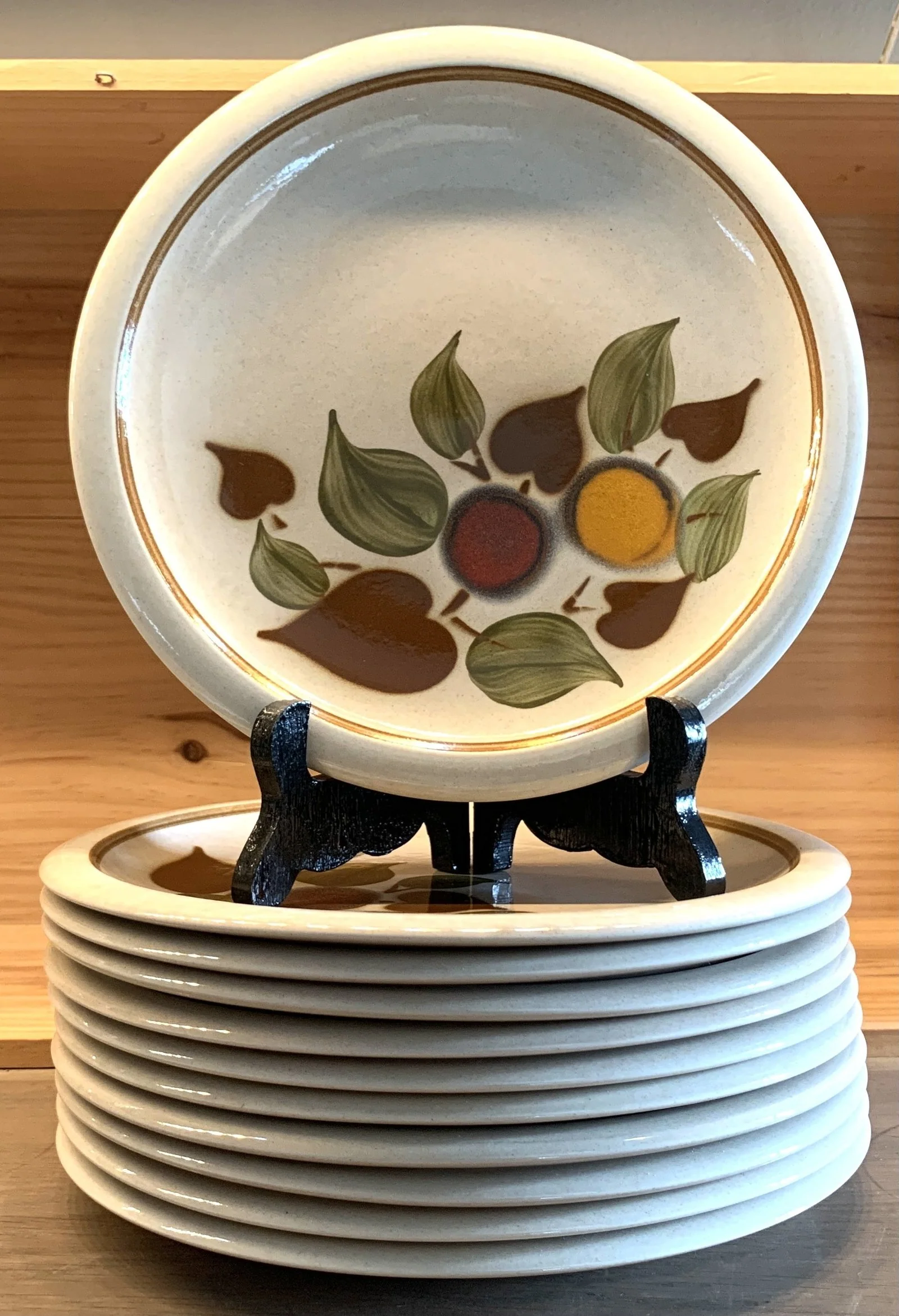 Bord / Ontbijtbord – Boch – décor van oranje en rood fruit met groene en bruine blaadjes – 70er jaren Bord / Ontbijtbord – Boch – décor van oranje en rood fruit met groene en bruine blaadjes – 70er jaren