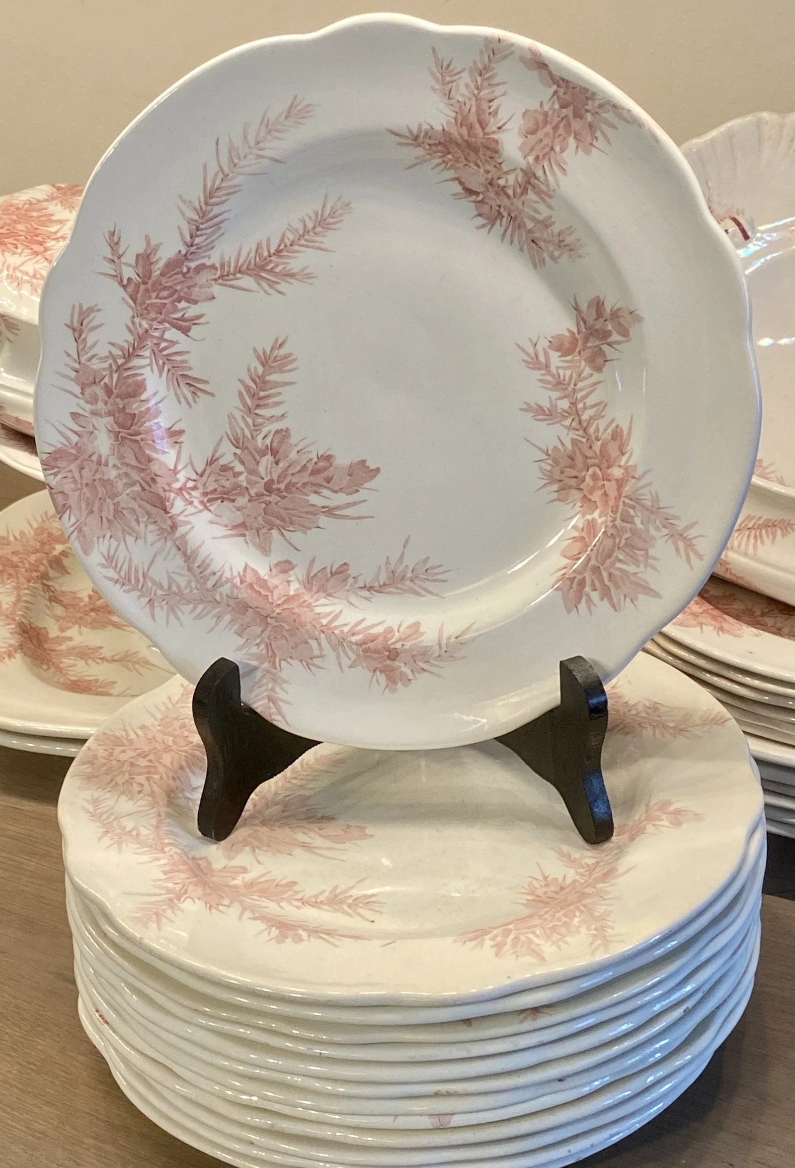 Dinerbord – Wedgwood – décor ETRURIA GORSE rood/roze – Rd.No. 153229 Dinerbord – Wedgwood – décor ETRURIA GORSE rood/roze – Rd.No. 153229