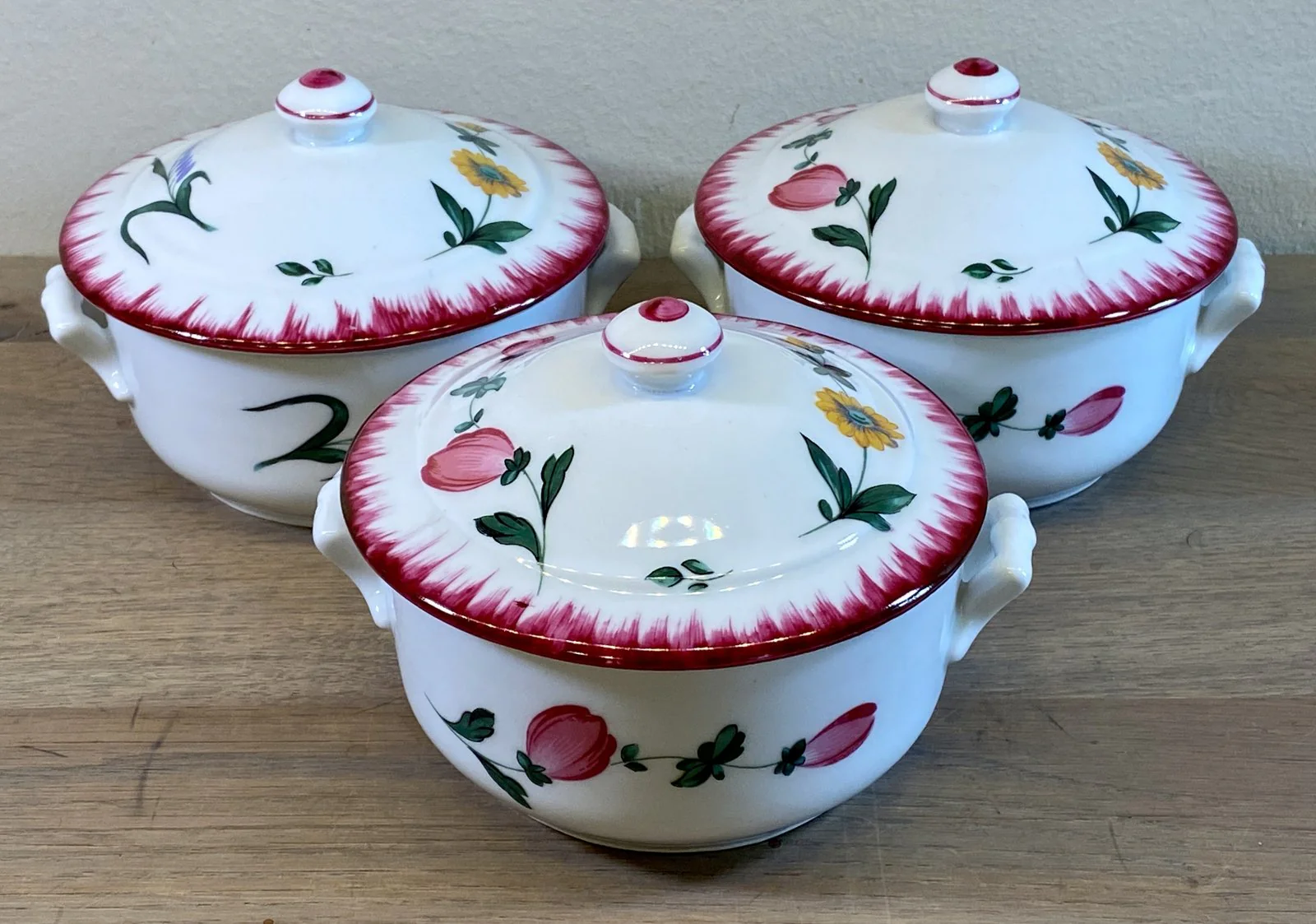 Dekselschaaltje – APILCO – Porcelaine France – décor met bloemen plus deksel en oren