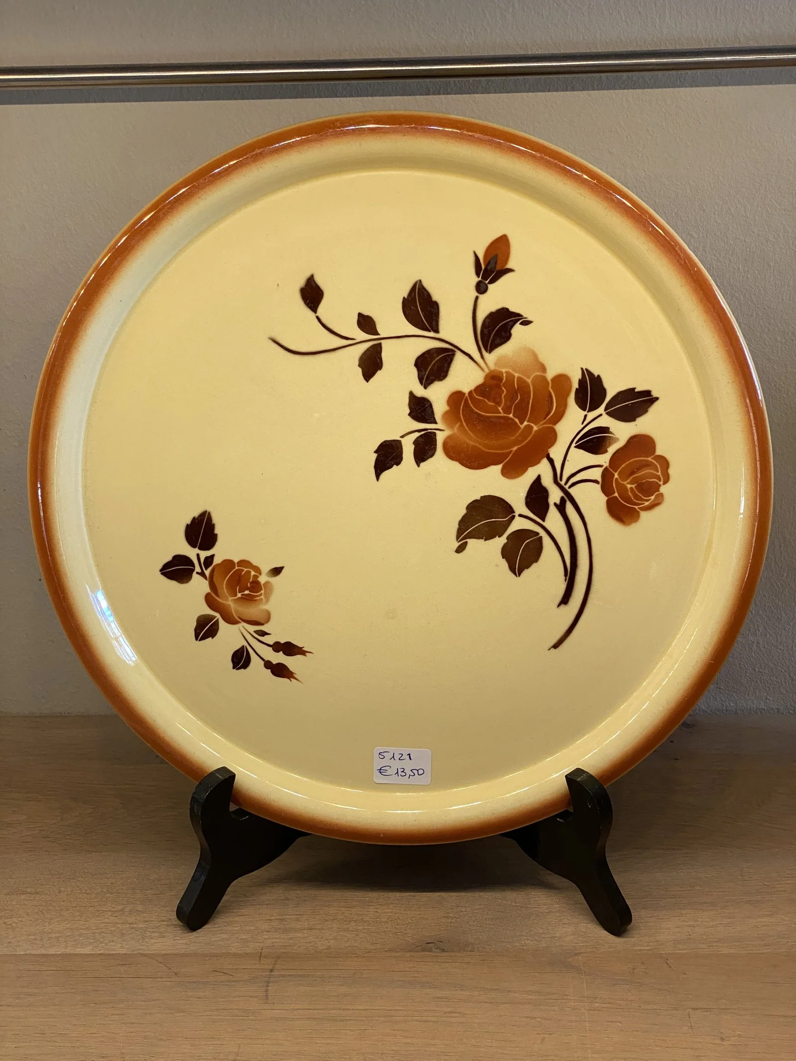 Taart-/Vlaaischaal – plat rond model – Badonviller – décor LES ROSES in beige/bruine uitvoering Taart-/Vlaaischaal – plat rond model – Badonviller – décor LES ROSES in beige/bruine uitvoering