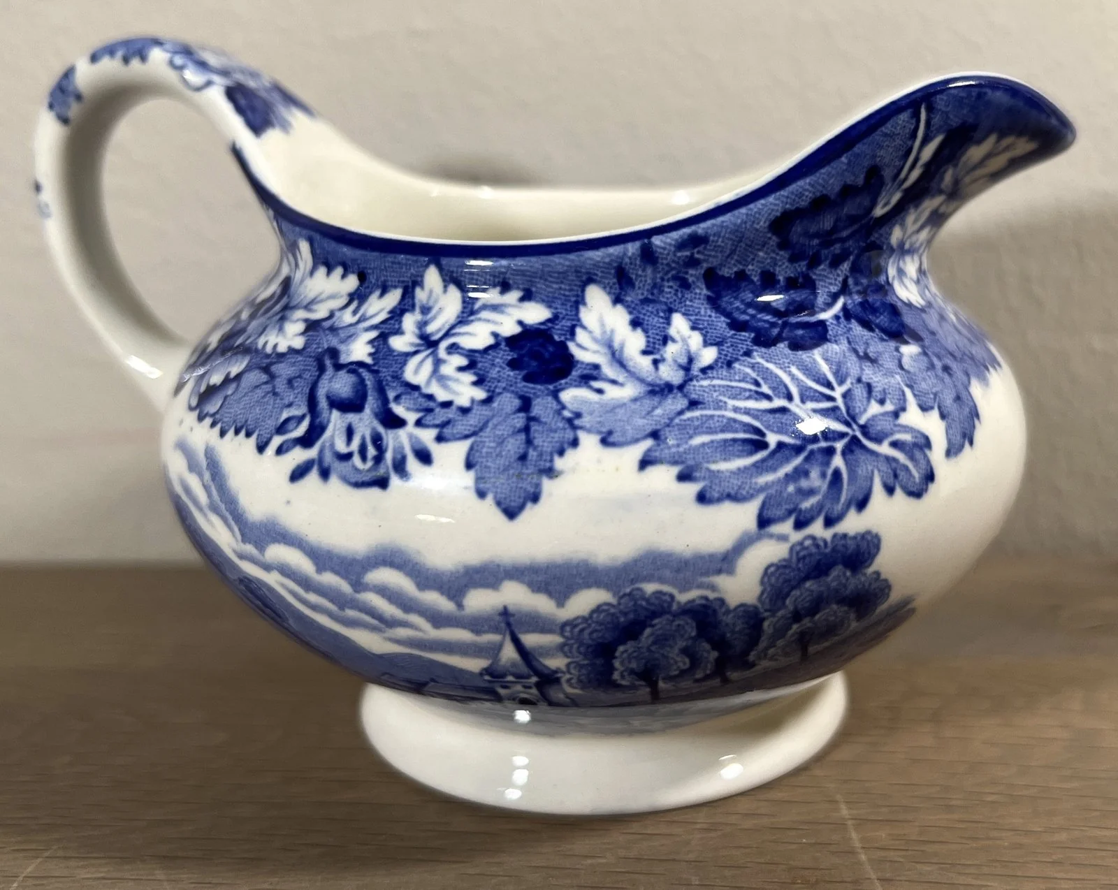 Melkkannetje – Woodsware Wood & Sons England – décor ENOCH WOODS ENGLISH SCENERY blauw Melkkannetje – Woodsware Wood & Sons England – décor ENOCH WOODS ENGLISH SCENERY blauw