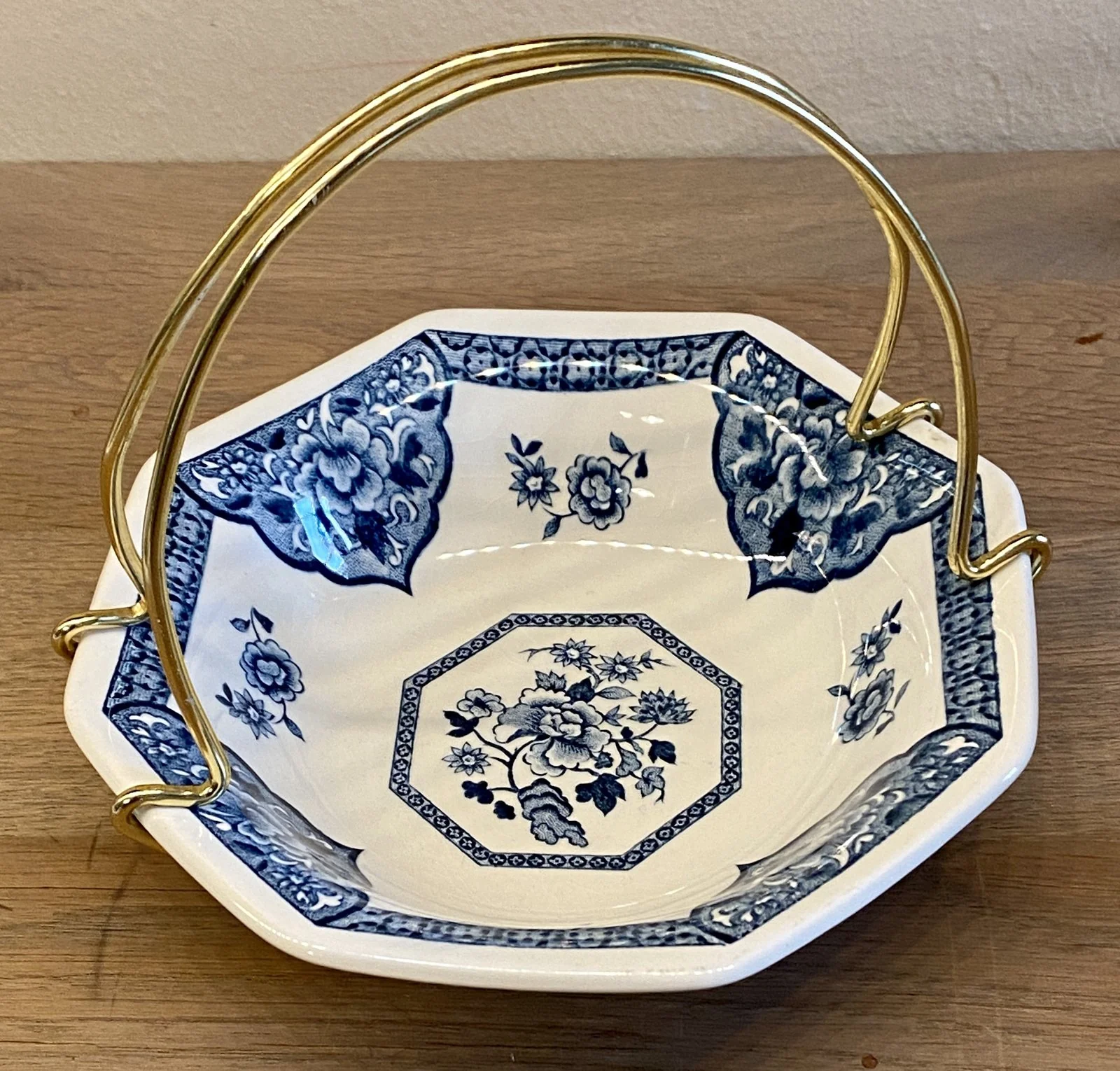 Bonbonschaaltje – 8-kantig – J.G. Meakin – décor OLD PEKIN in blauw met goudkleurig, metalen, hengsel