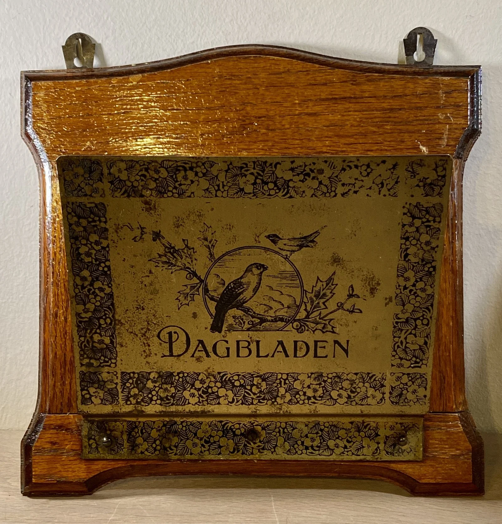 Krantenhanger / dagbladhanger – brass op hout – afbeelding van vogels op een hulsstak