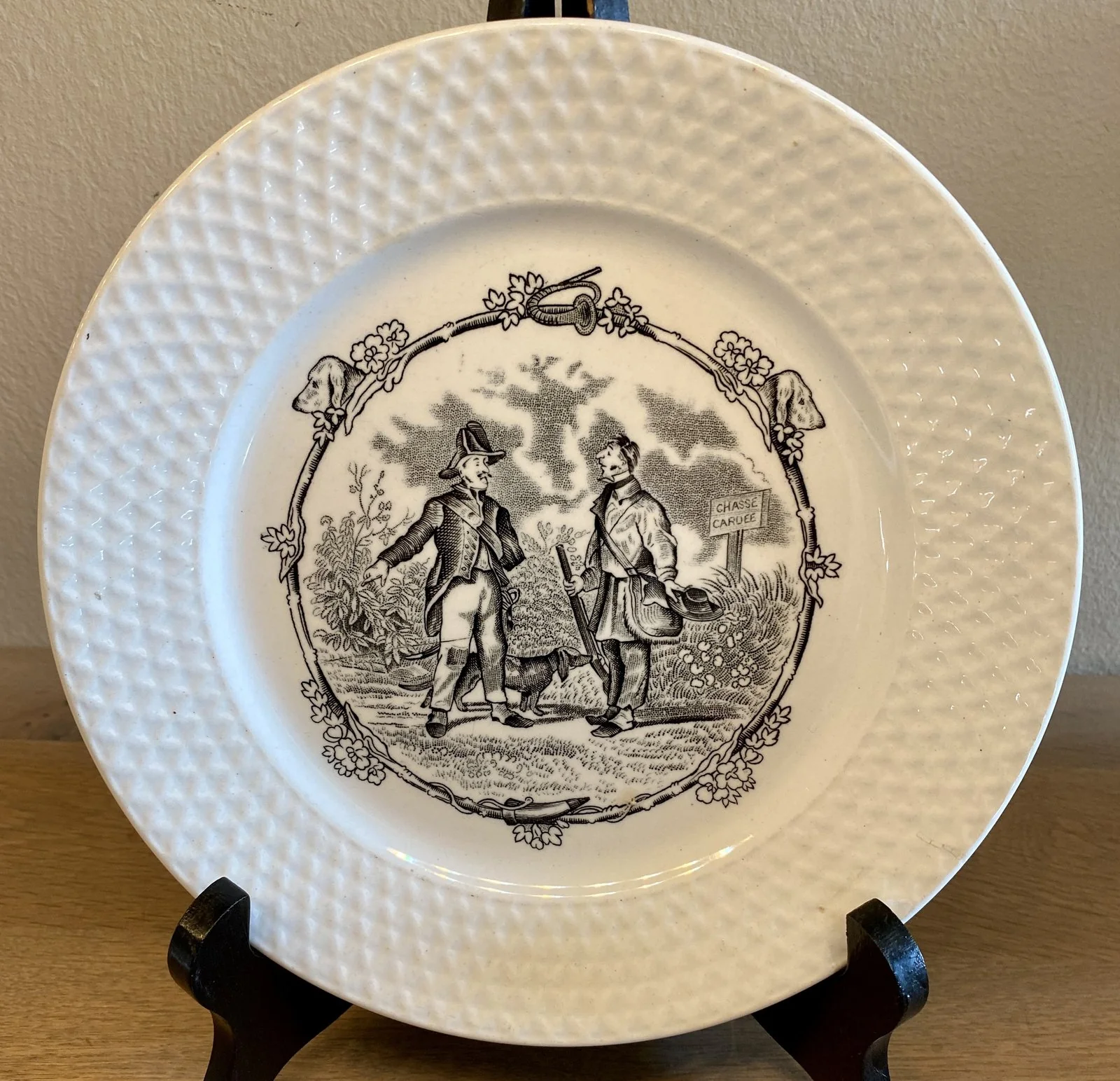 Bord / Sierbord – Petrus Regout – décor NEMROD in zwart.wit – turfdatering 1882