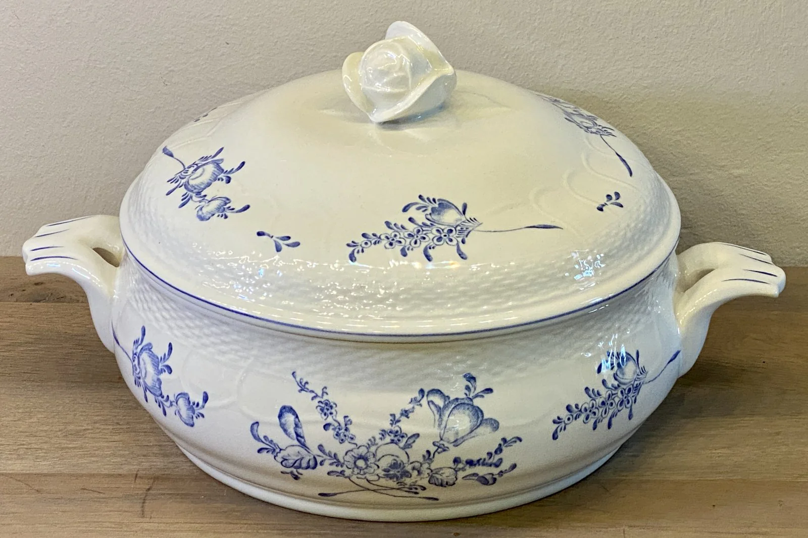 Dekschaal / Terrine – MLR – Boch – décor MARIEMONT met dekselknop in roos-vormgeving Dekschaal / Terrine – MLR – Boch – décor MARIEMONT met dekselknop in roos-vormgeving