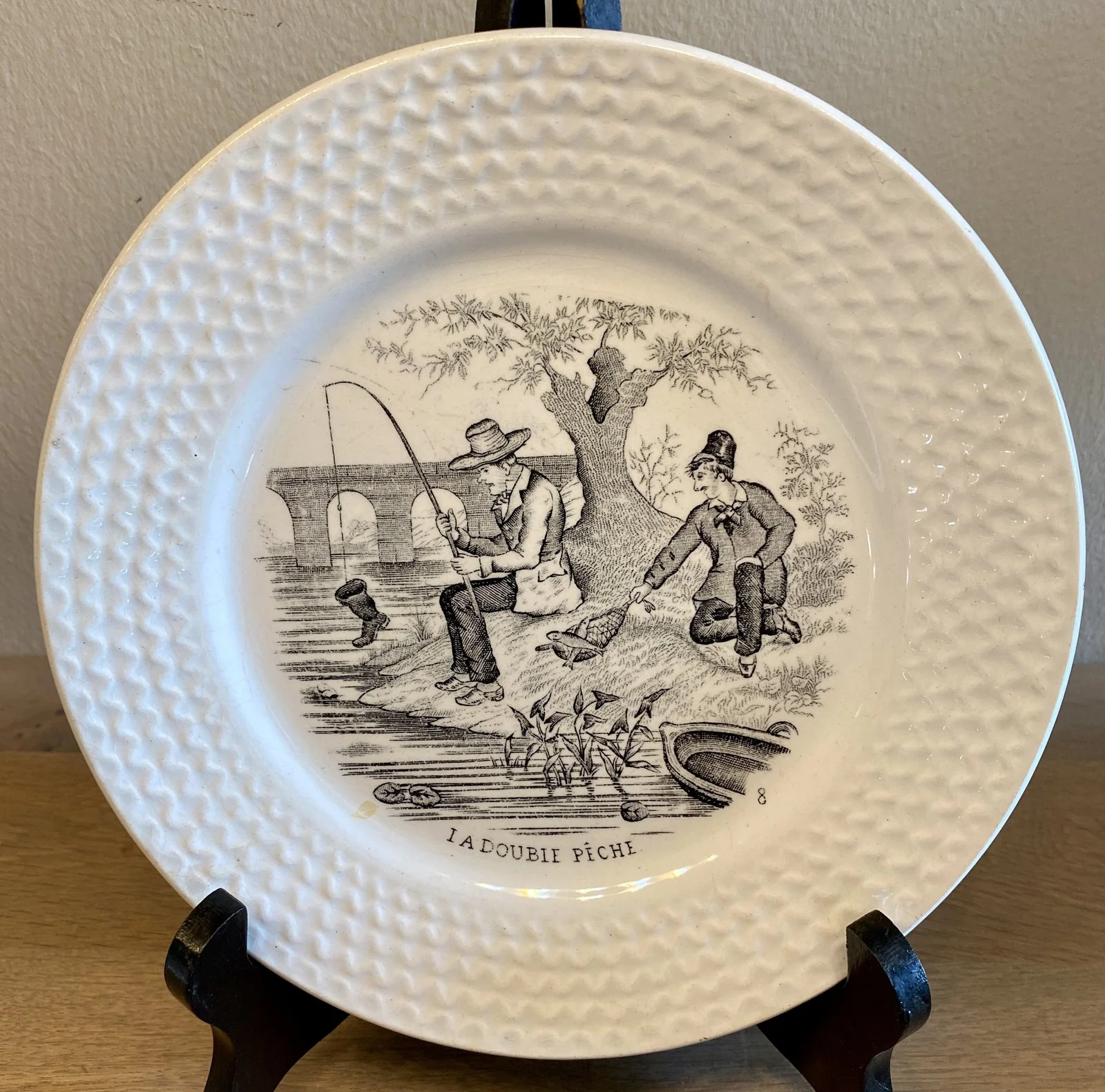 Bord / Sierbord – Faïencerie de Jemappes – décor LA DOUBLE PÊCHE in zwart-wit