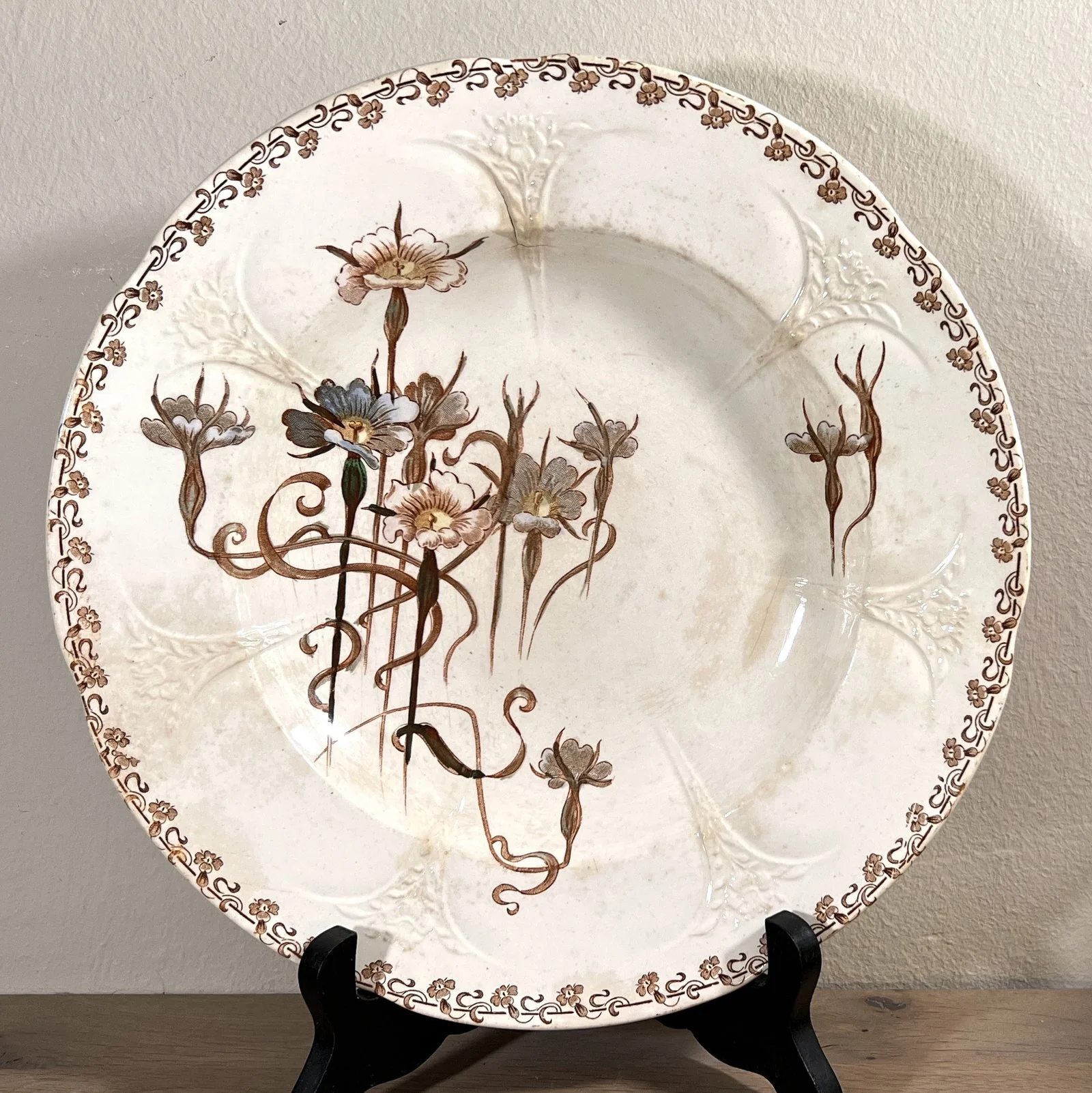 Diep bord / Soepbord / Pastabord – Longwy – NIELLES – décor van bloemen in bruin/grijs/groen met embossed tekening – Art Nouveau
