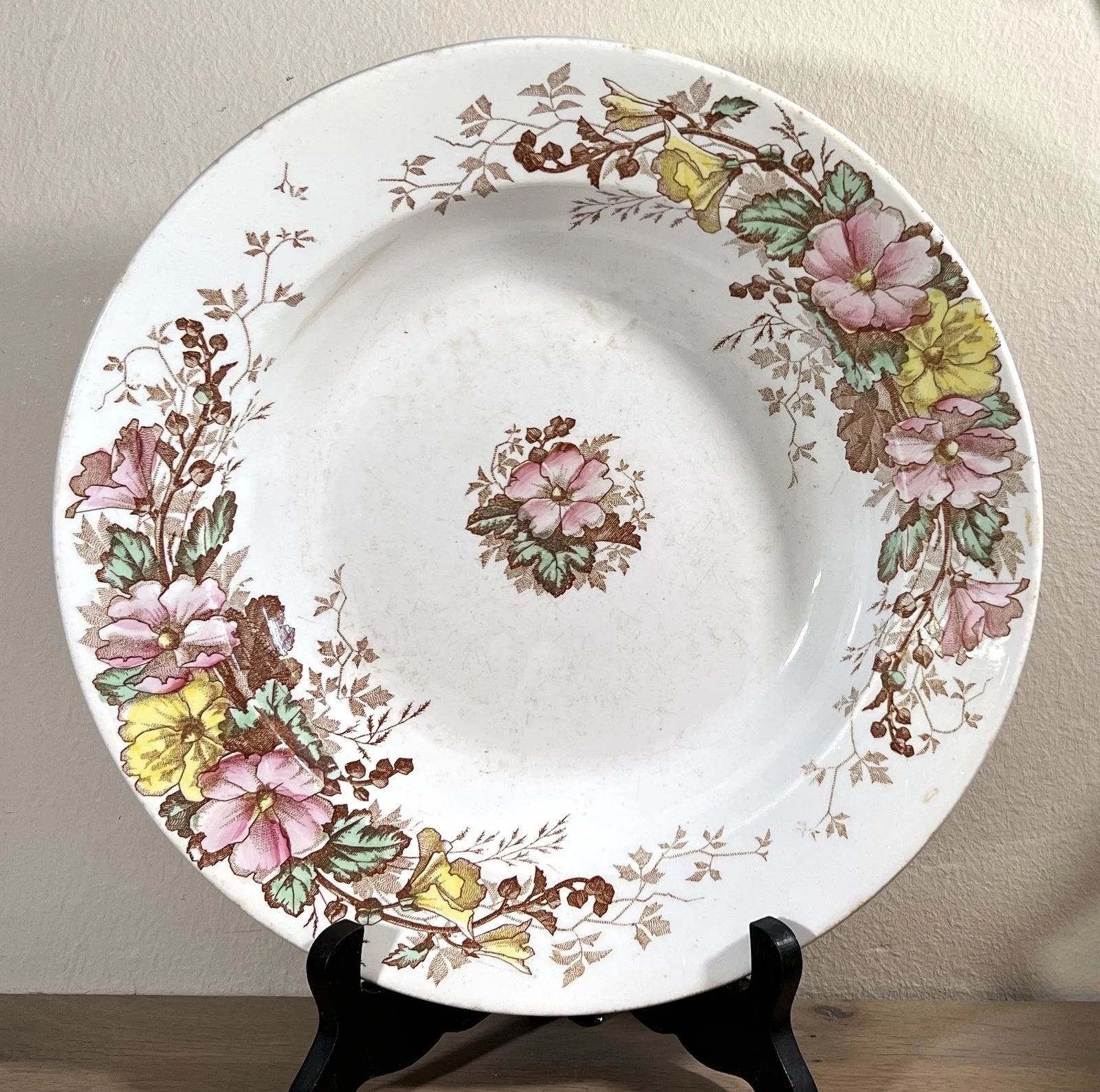 Diep bord / Soepbord / Pastabord – ongemerkt maar met soort blindmerk – décor van bloemen in diverse kleuren Diep bord / Soepbord / Pastabord – ongemerkt maar met soort blindmerk – décor van bloemen in diverse kleuren