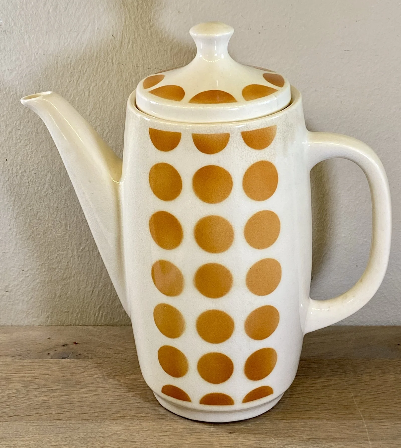 Koffiepot – Torgau – gemerkt ‘foreign’ en nummer 26 – decoratie van bruine bollen – vorm GUDRUN