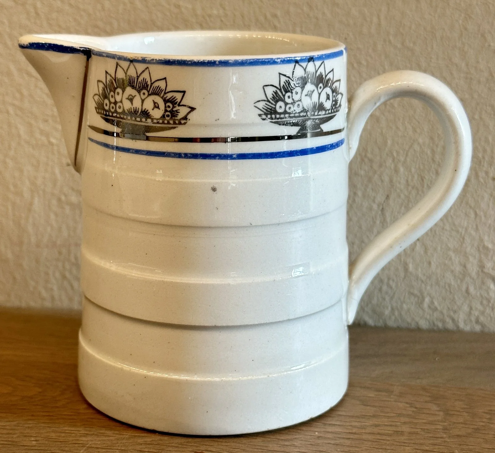Bandenkannetje – St. Ghislain – décor in zilverkleur met fruitschaal en een blauw lijntje