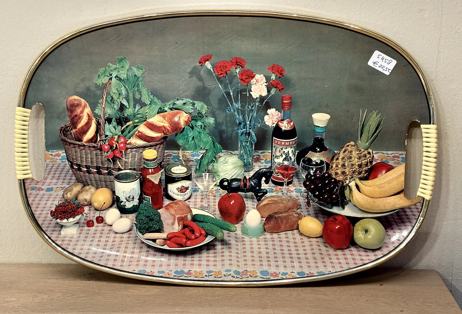 Dienblad met geplastificeerde vintage décor afbeelding Vermouth, stokbrood, fruit, vlees, groenten en anjers