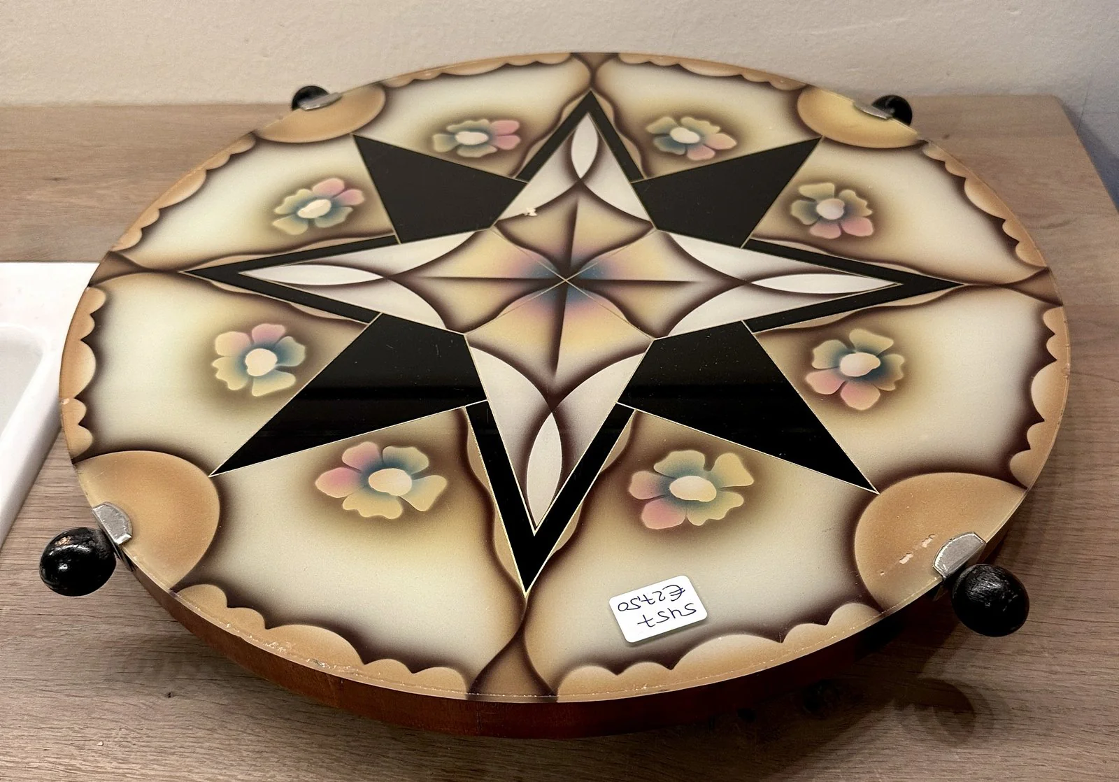 Draaiplateau / Presenteerplateau van hout met glazen beschermingsplaat waaronder Art Deco decoratie Draaiplateau / Presenteerplateau van hout met glazen beschermingsplaat waaronder Art Deco decoratie
