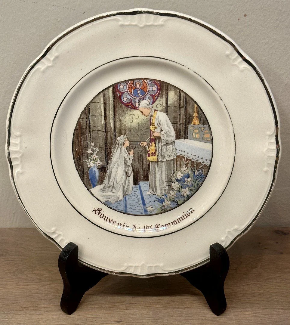 Bordje / Dessertbordje – Boch – décor met een afbeelding van een heilige communie Bordje / Dessertbordje – Boch – décor met een afbeelding van een heilige communie