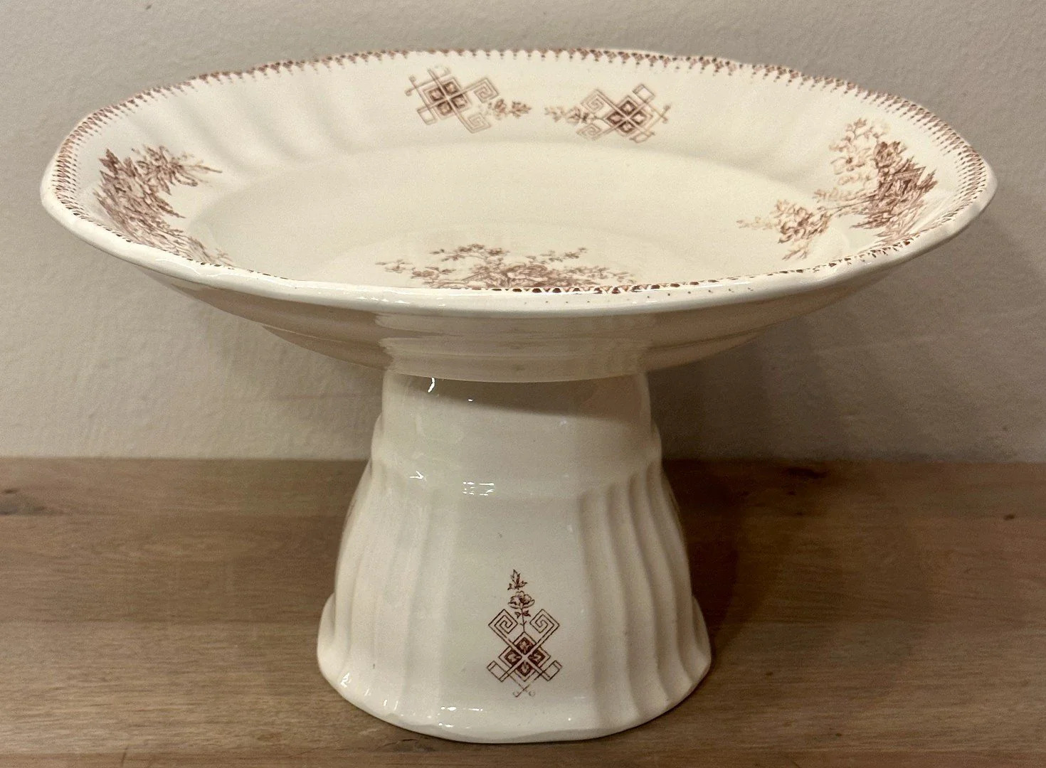 Tazza / Presenteerschaal op hoge voet – Boch – décor DUCHESSE in bruine uitvoering Tazza / Presenteerschaal op hoge voet – Boch – décor DUCHESSE in bruine uitvoering