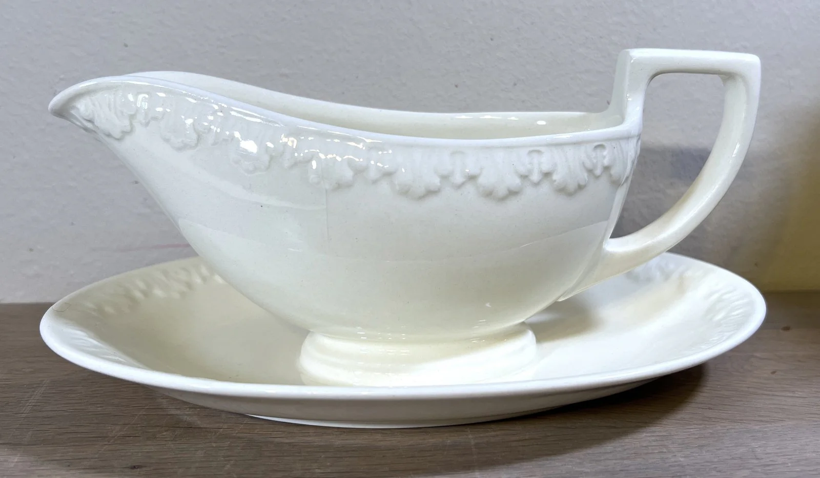 Juskom / Sauskom – Wedgwood of Etruria Barlaston – in crème kleur Juskom / Sauskom – Wedgwood of Etruria Barlaston – in crème kleur