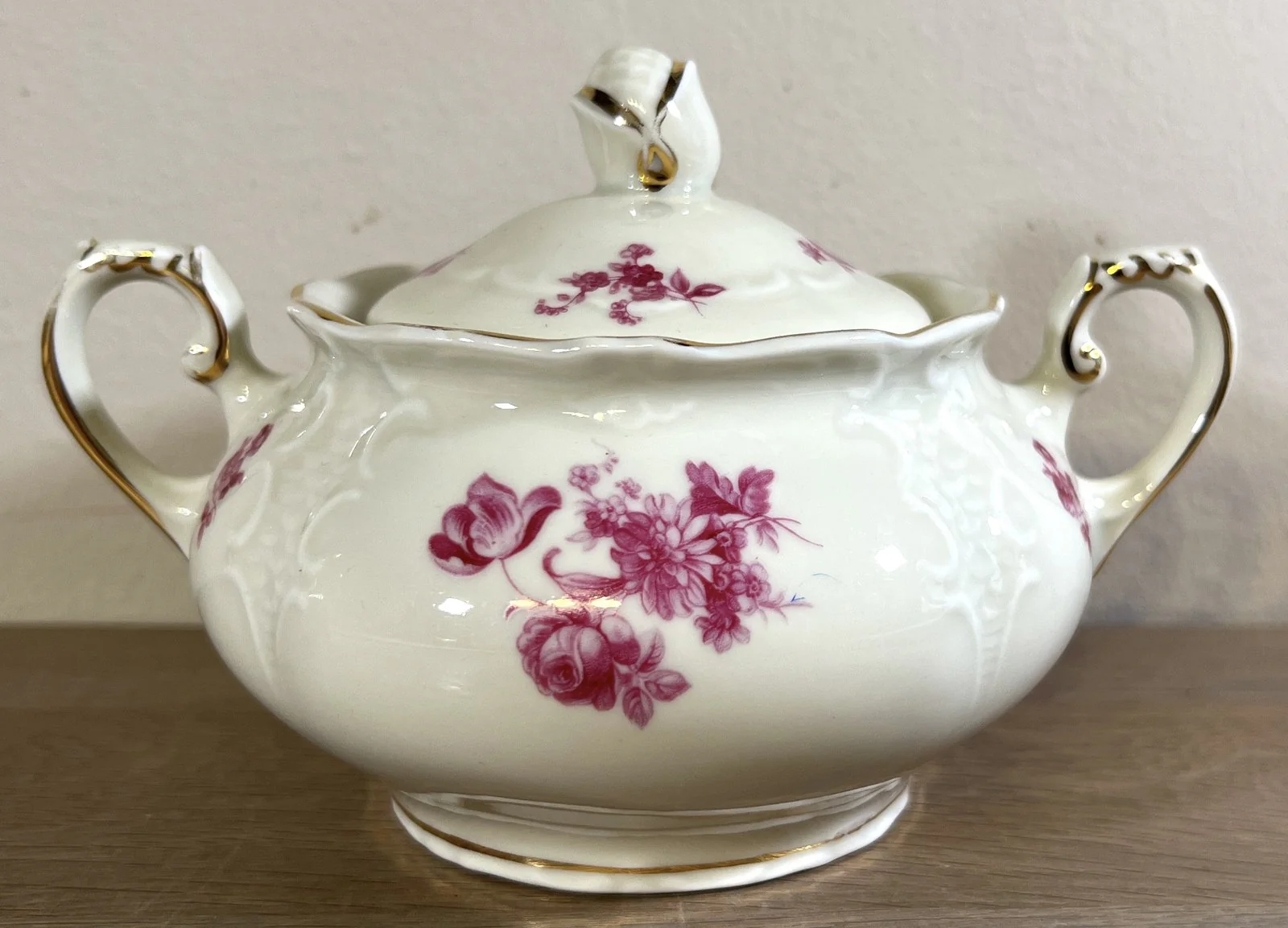 Suikerpot – Mosa – 3 bogen (1960s) – model BAROK met décor van roze/paarse bloemen Suikerpot – Mosa – 3 bogen (1960s) – model BAROK met décor van roze/paarse bloemen