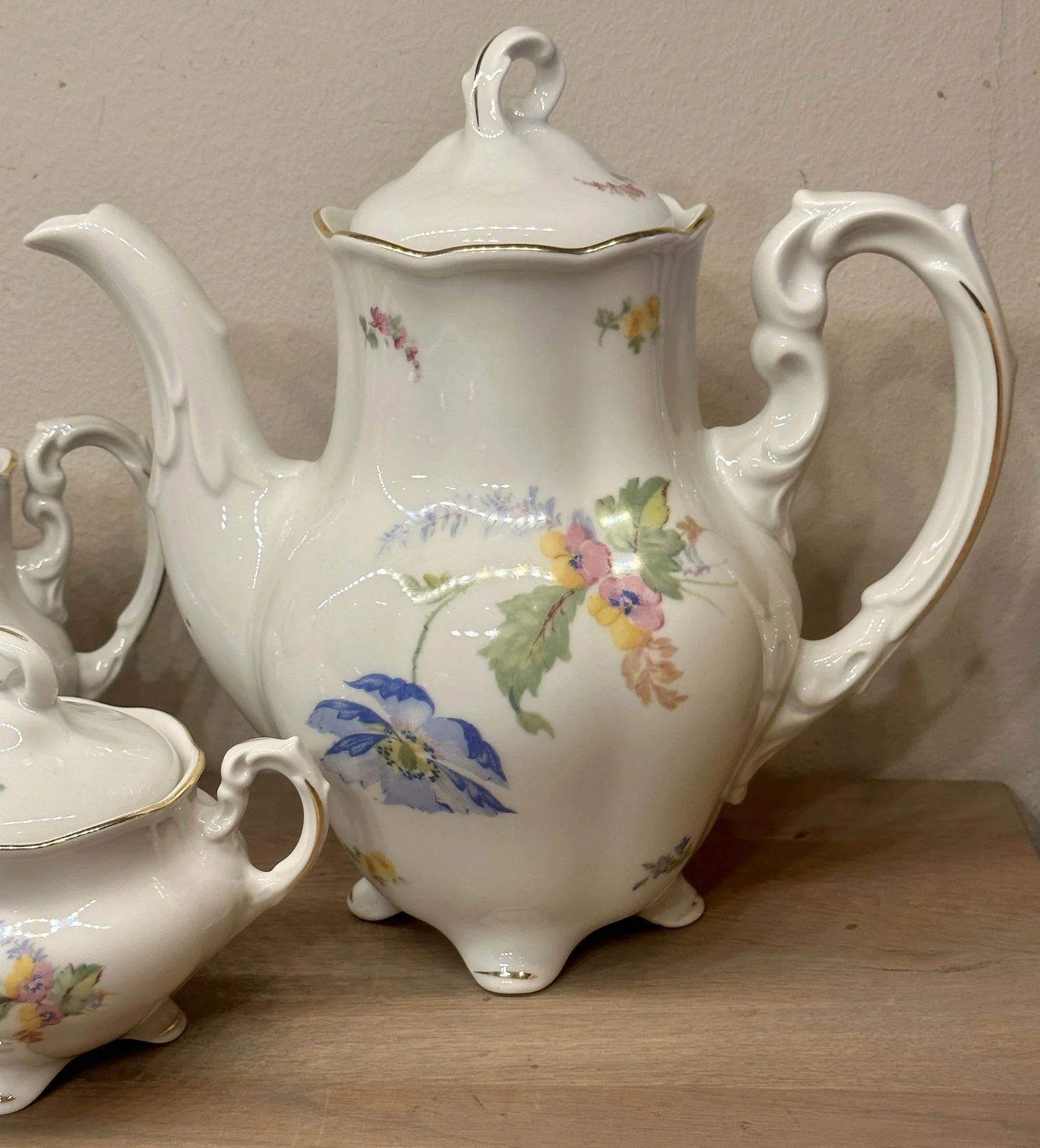 Koffiepot – Königszelt (Poland) – model op pootjes met een décor van geel/roze bloemen