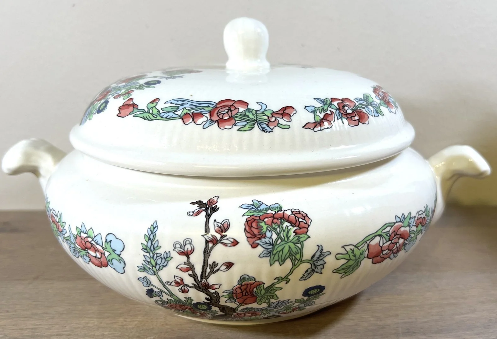 Dekschaal / Soepterrine – Boch – décor met Japanse bloemen, vorm lijkt op het ‘Copenhague’ model Dekschaal / Soepterrine – Boch – décor met Japanse bloemen, vorm lijkt op het ‘Copenhague’ model