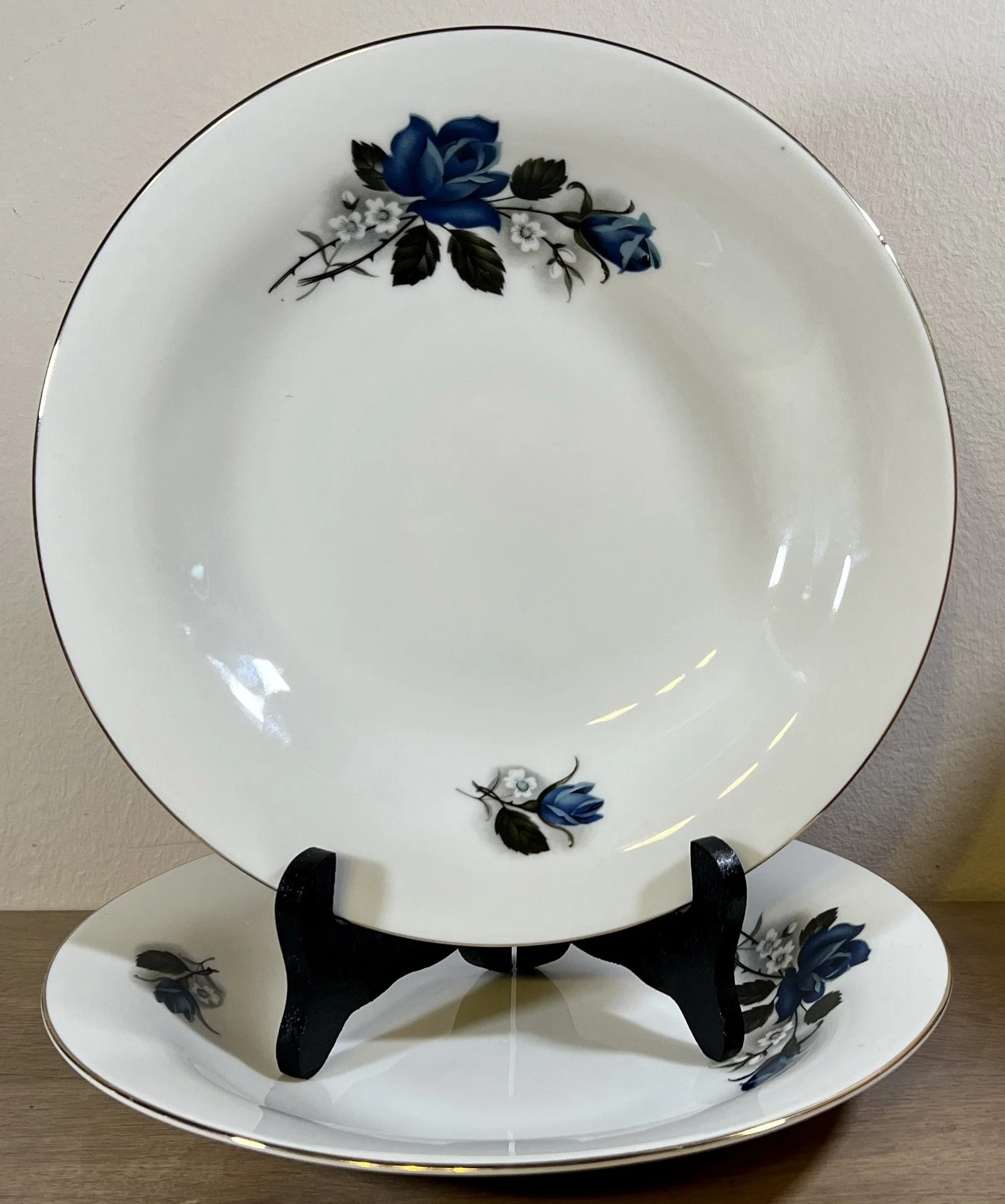 Diep bord / Soepbord / Pastabord – porselein – Wunsiedel Bavaria – décor in wit met blauw met witte bloemen
