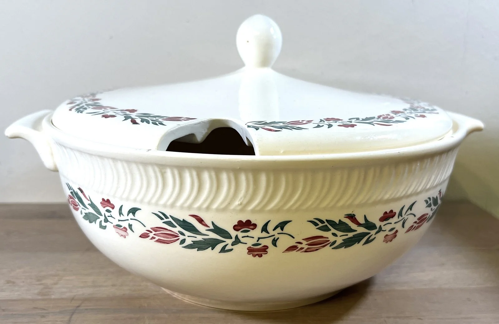 Dekschaal / Soepterrine – VEB Steingut Colditz Germany – décor met groen/rode bloemetjes