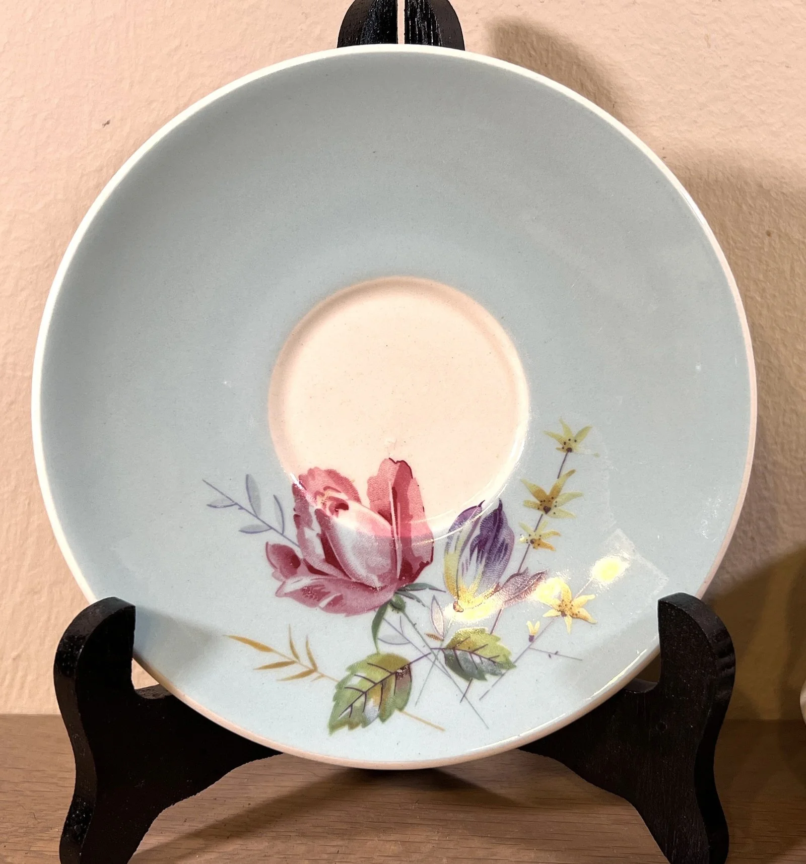 Onderbord / Schotel – VEB Germany – décor met een roos op een grijsblauw pastel ondergrond