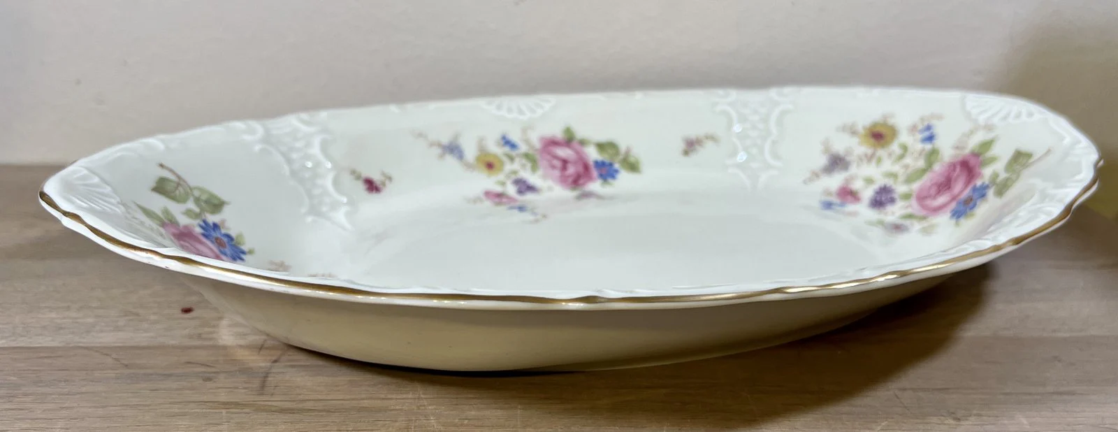Broodschaal / Schaal – ovaal model – Mosa – décor in blauw/roze bloemen