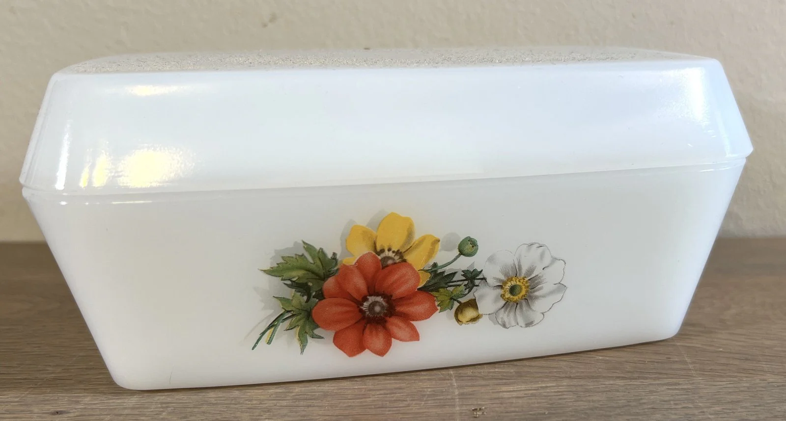 Botervloot – 1970s – glazen model – Arcopal Frankrijk – décor met bloemen aan weerszijden