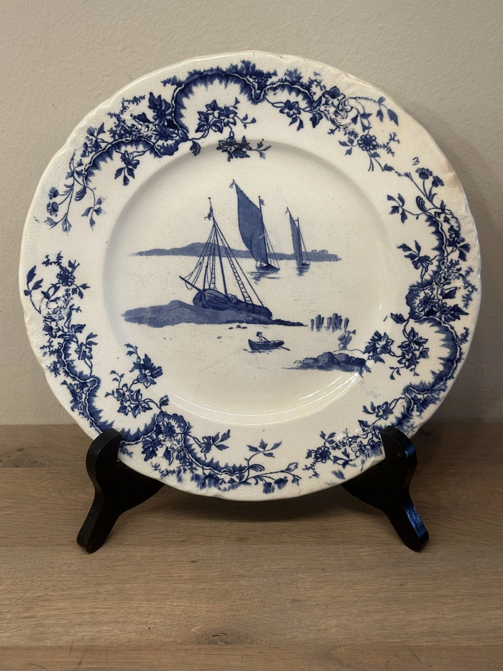 Dinerbord / Eetbord – Stoke on Trent, England – décor uitgevoerd in blauw met een zeilboot en een roeiboot Dinerbord / Eetbord – Stoke on Trent, England – décor uitgevoerd in blauw met een zeilboot en een roeiboot