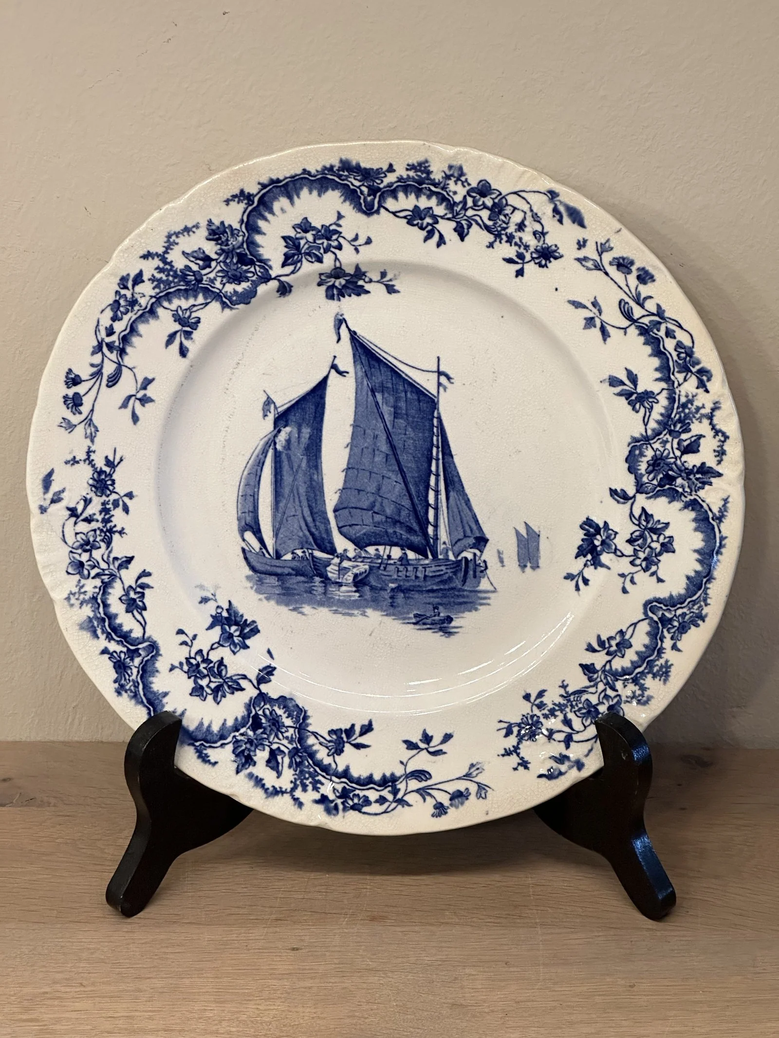 Dinerbord / Eetbord – Stoke on Trent, England – décor uitgevoerd in blauw met een 2x een zeilboot Dinerbord / Eetbord – Stoke on Trent, England – décor uitgevoerd in blauw met een 2x een zeilboot