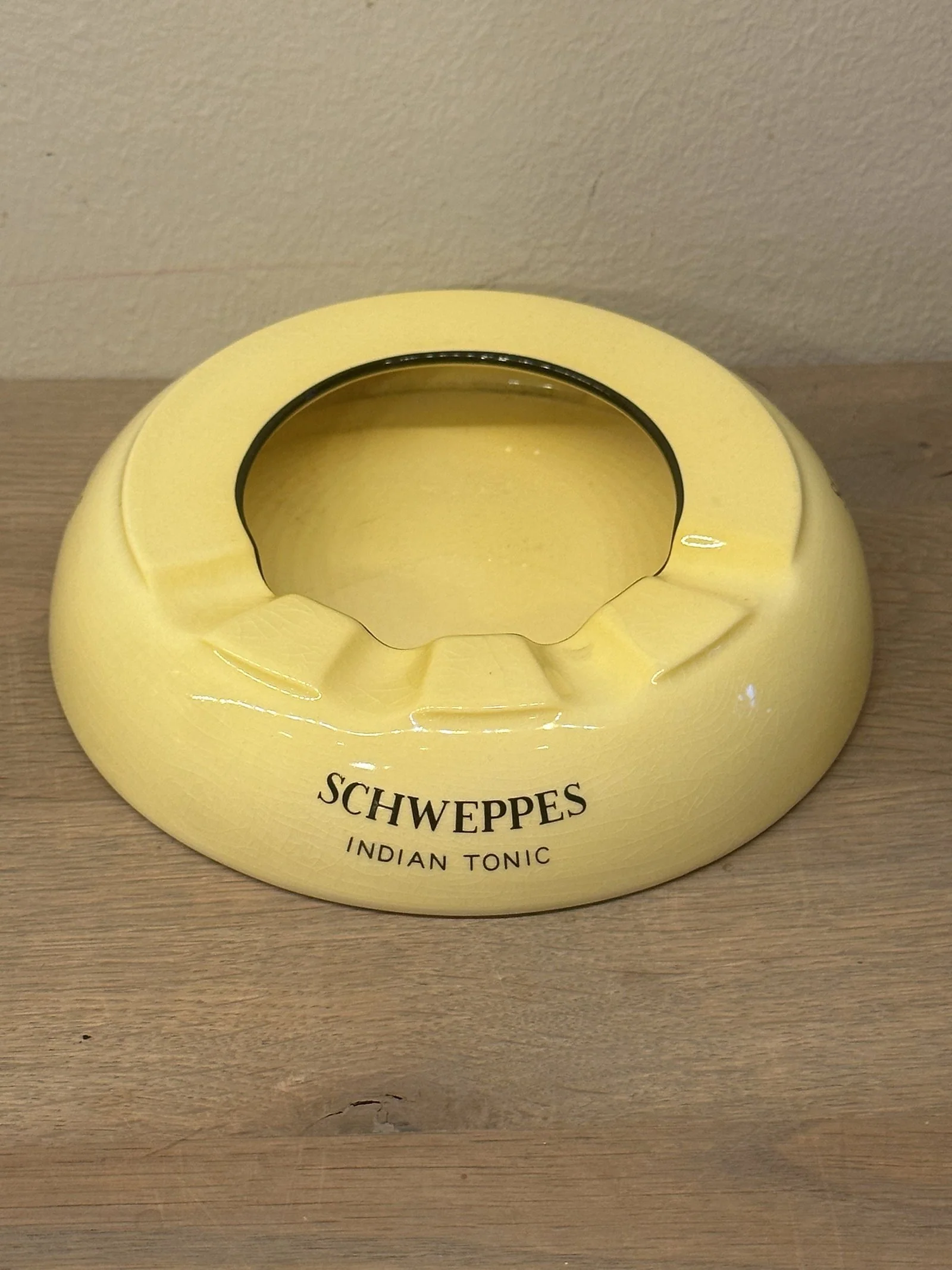 Asbak met reclameopdruk voor SCHWEPPES INDIAN TONIC – Carltonware – uitgevoerd in geel Asbak met reclameopdruk voor SCHWEPPES INDIAN TONIC – Carltonware – uitgevoerd in geel