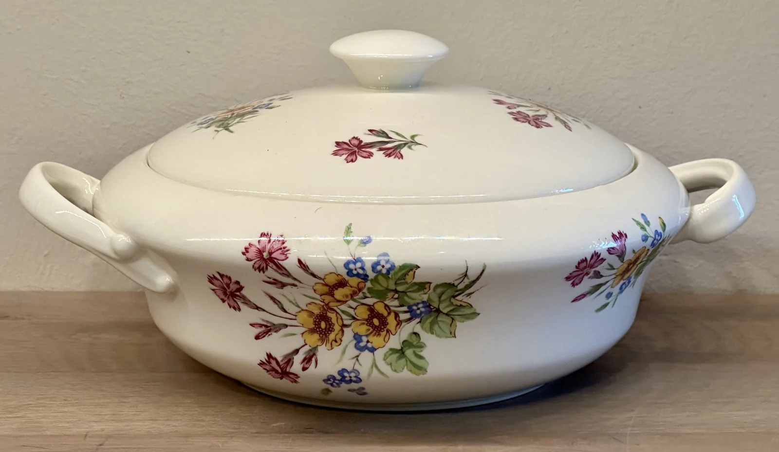 Terrine / Dekschaal – Mosa 5-bogen (1940-1950) – décor van bloemetjes in verschillende kleuren Terrine / Dekschaal – Mosa 5-bogen (1940-1950) – décor van bloemetjes in verschillende kleuren
