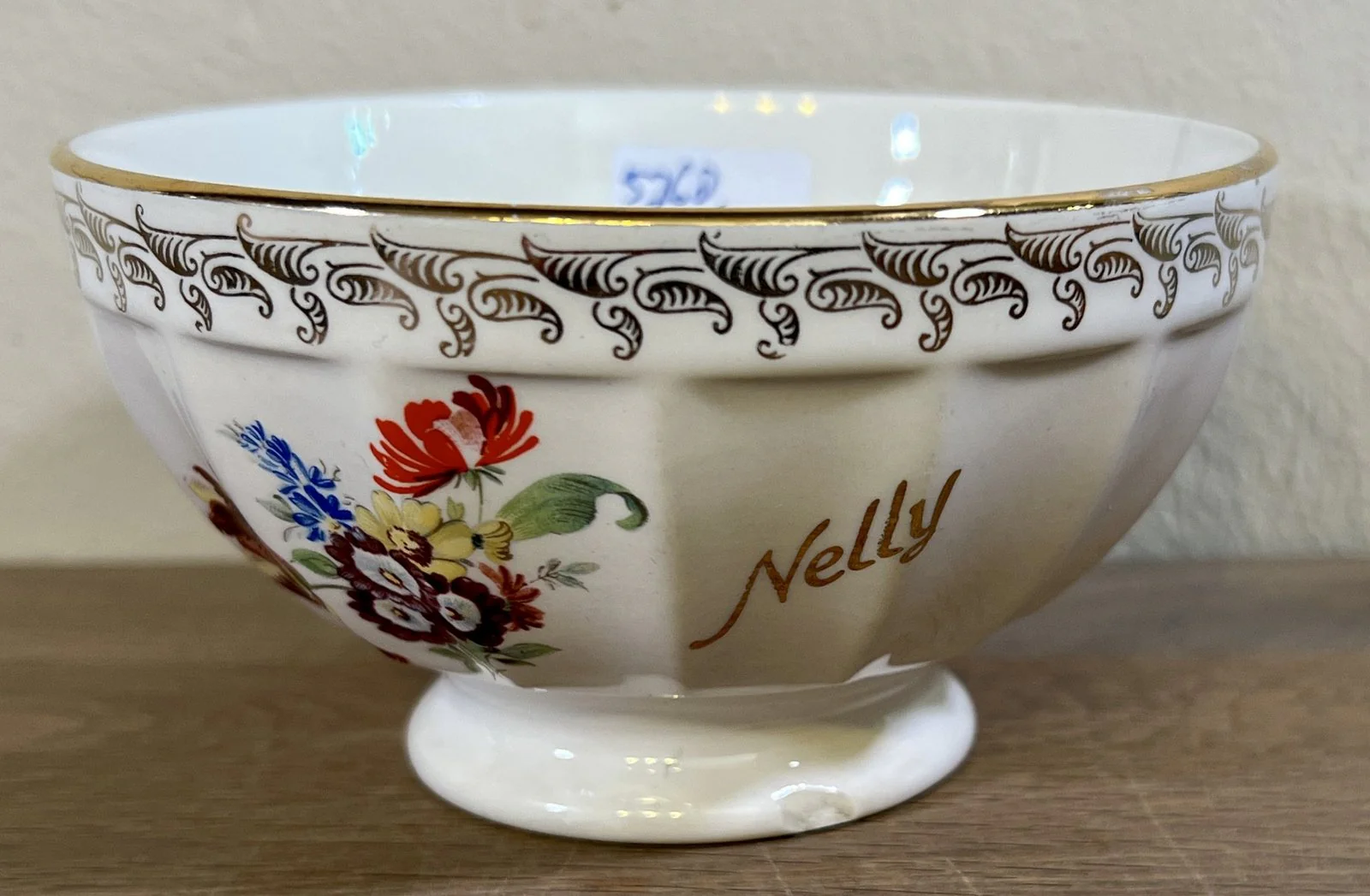 Kommetje – Veritable Porcelaine Garante Sofa Fils – décor met bloemen en opschrift NELLY