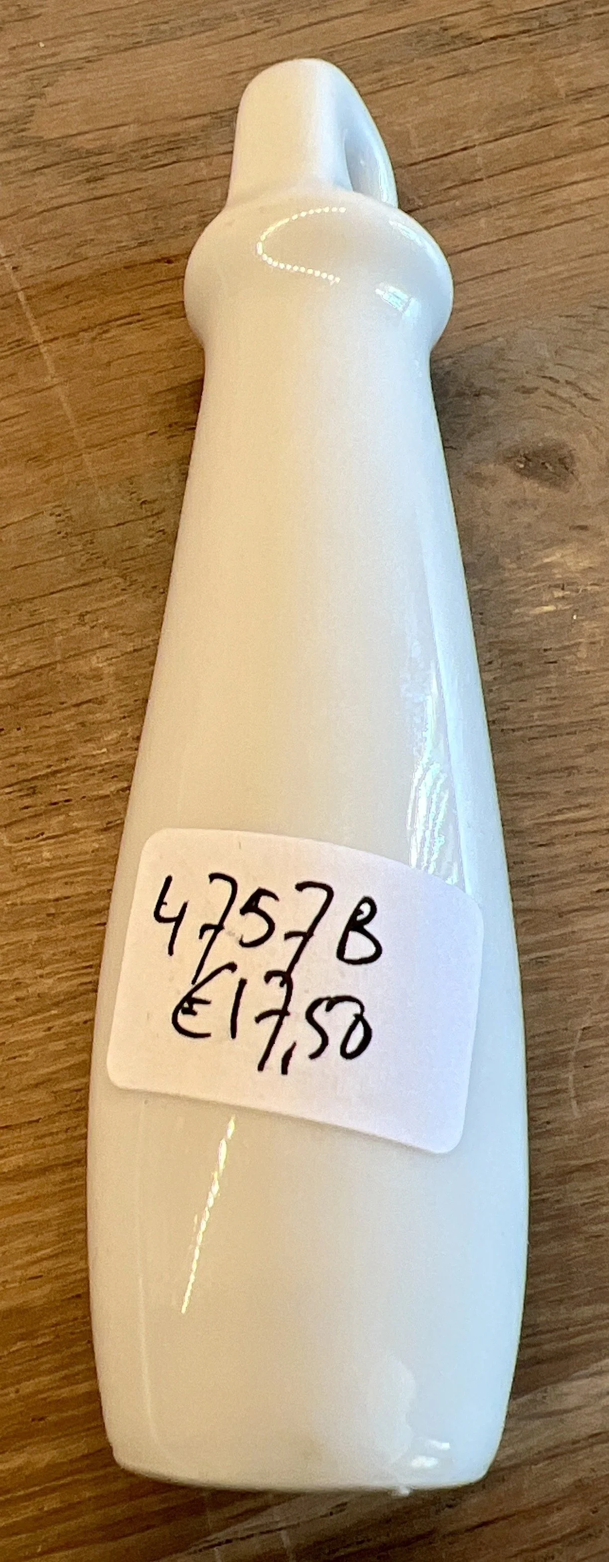 WC-trekker – porselein – wit, meer langwerpig model, met ophangoog WC-trekker – porselein – wit, meer langwerpig model, met ophangoog