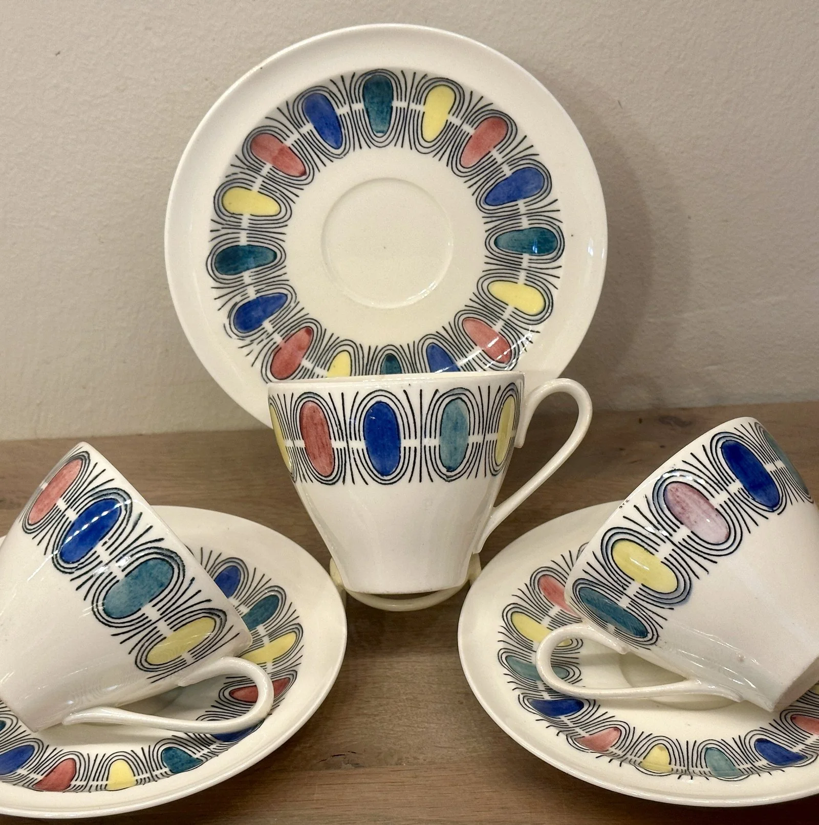 Kop en schotel – Petrus Regout – gedateerd 1967 – décor zwart/geel/groen/blauw/rode uitvoering