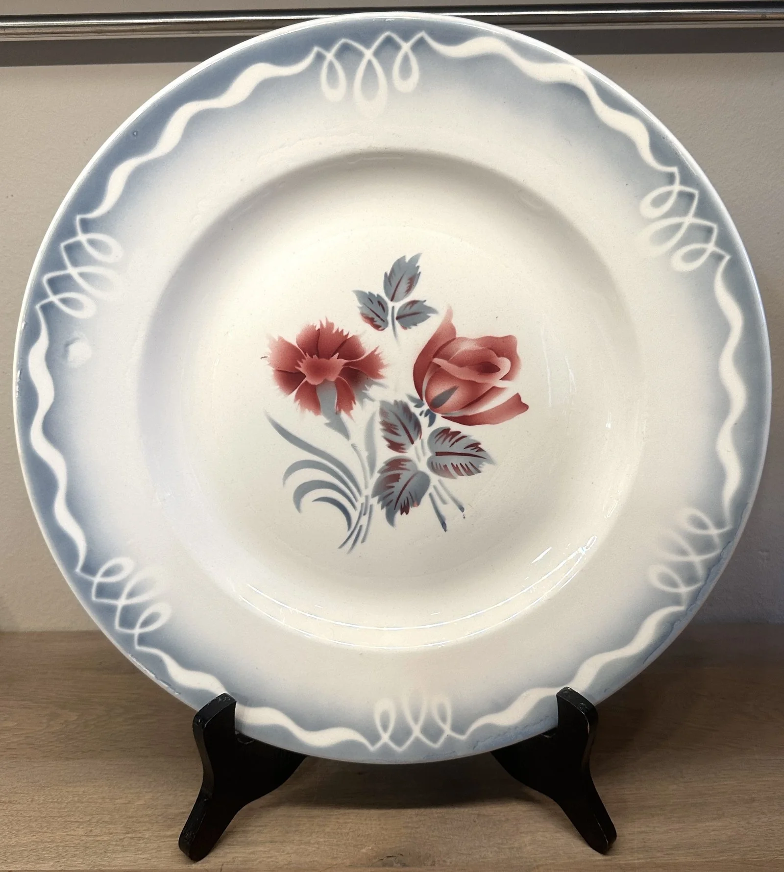 Bord / Schaal – groot rond model – Sarreguemines Digoin – décor MARINETTE in grijs-blauw met rode bloemen