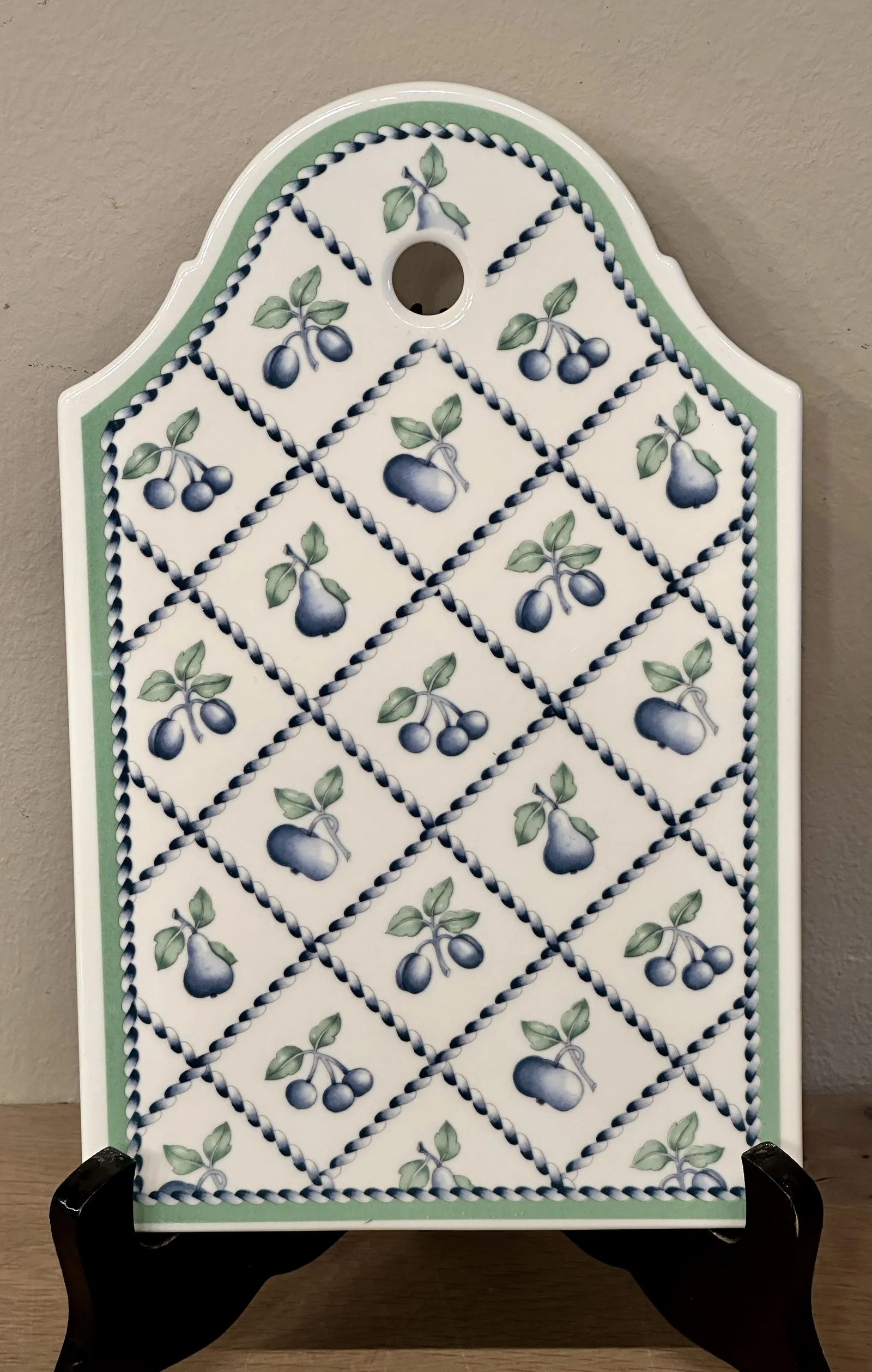 Boterhamplank / Snijplank – Villeroy & Boch – décor PROVENCE uitgevoerd met groen en blauw/paarse vruchten versieringen