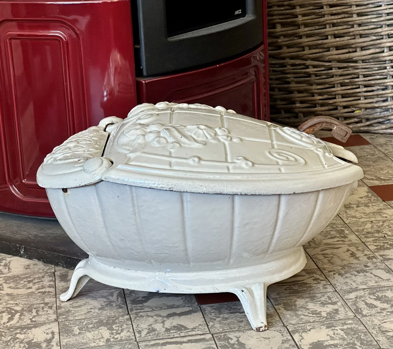 Kolenkit / Charbonniére – crème/wit geëmailleerd gietijzer met reliëf afbeelding van bloemen Kolenkit / Charbonniére – crème/wit geëmailleerd gietijzer met reliëf afbeelding van bloemen