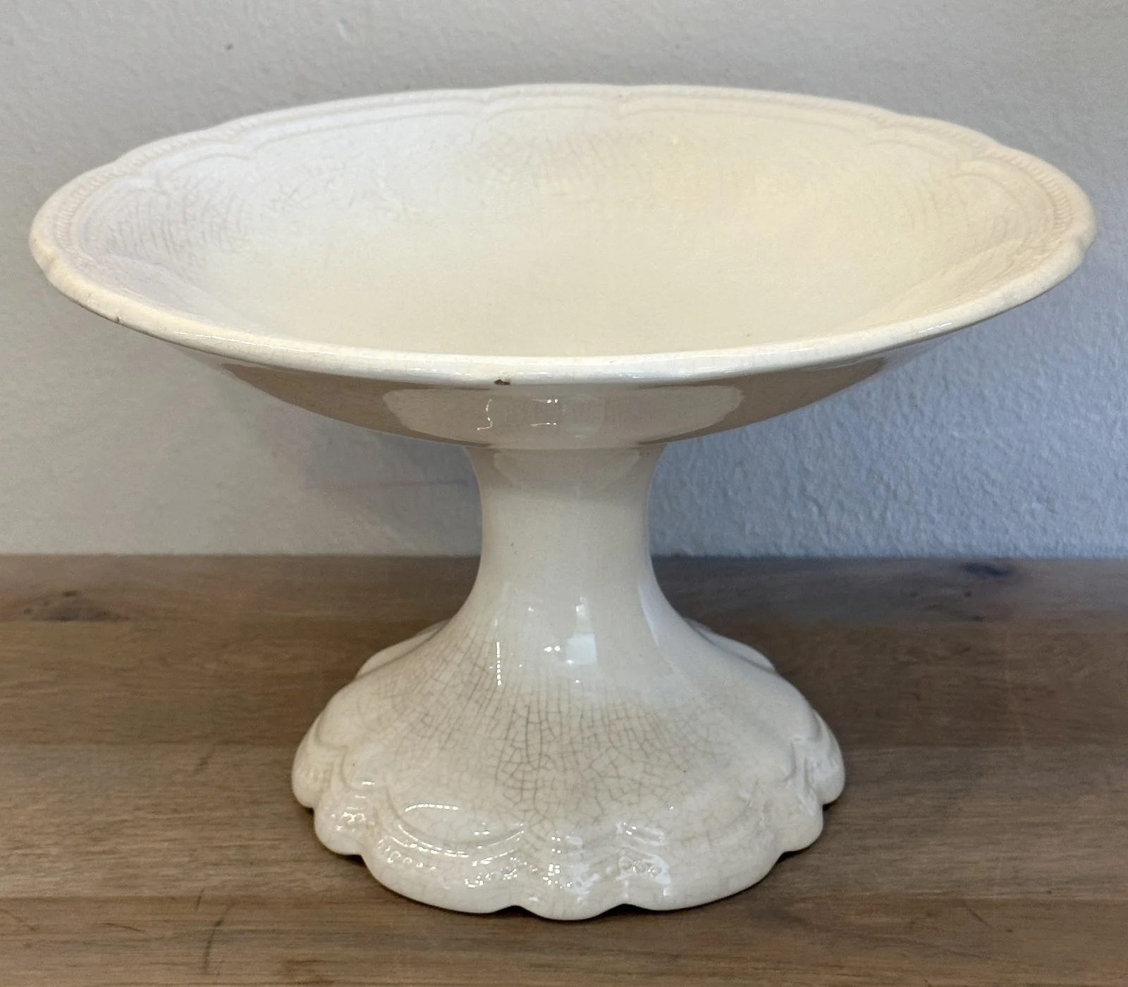 Tazza / Schaal op voet – Boch – uitgevoerd in wit met geschulpt parelrandje Tazza / Schaal op voet – Boch – uitgevoerd in wit met geschulpt parelrandje
