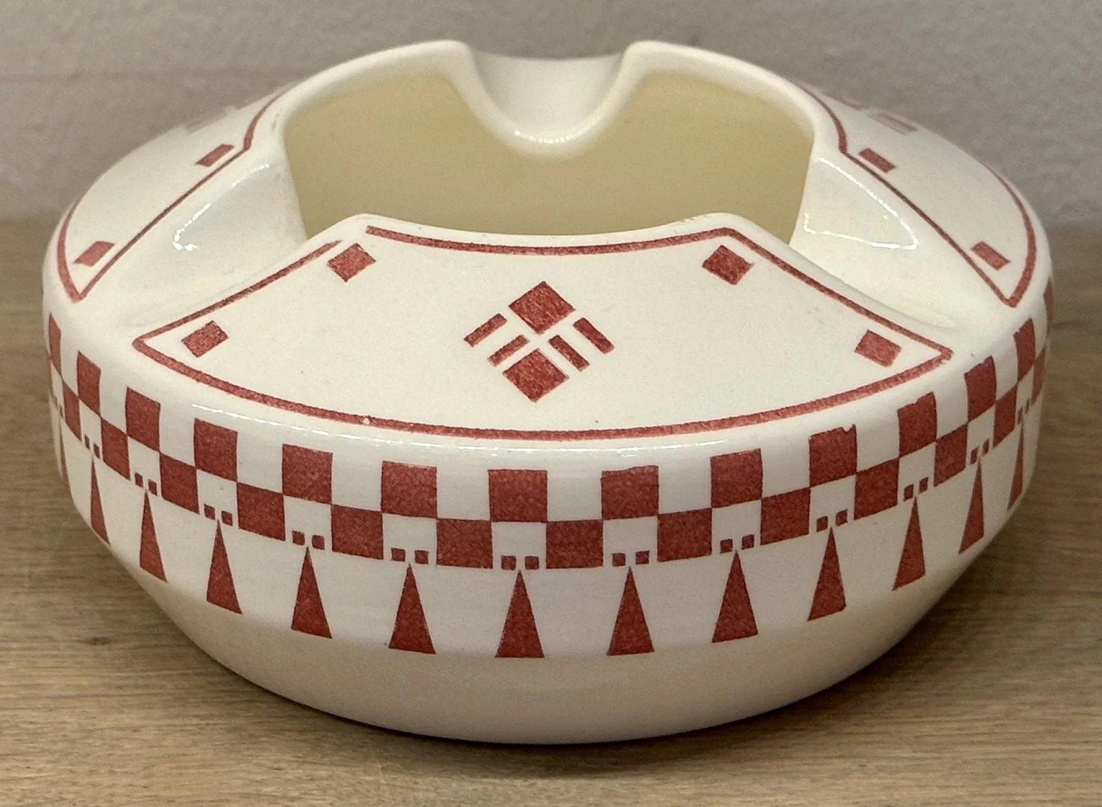 Asbak – rond, diep, model met 3 inkepingen voor sigaretten – Wächtersbach – décor 1565