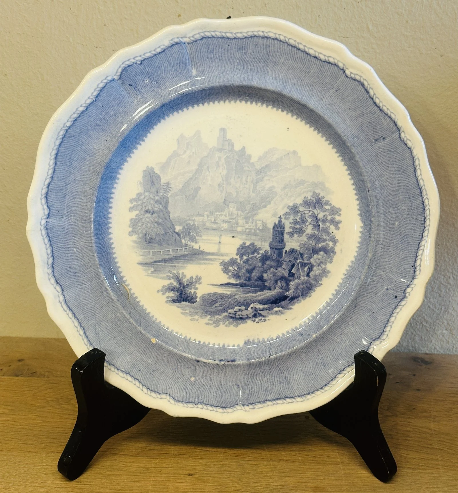 Bord – Davenport – gedateerd ca. 1870 – décor van landschap en bergen/kastelen Bord – Davenport – gedateerd ca. 1870 – décor van landschap en bergen/kastelen