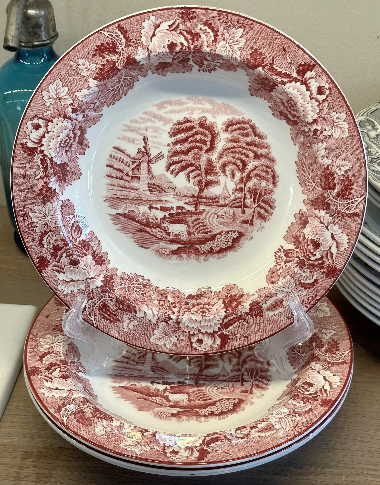 Diep bord / Soepbord / Pastabord – Woods Ware – décor ENGLISH SCENERY uitgevoerd in rood Diep bord / Soepbord / Pastabord – Woods Ware – décor ENGLISH SCENERY uitgevoerd in rood