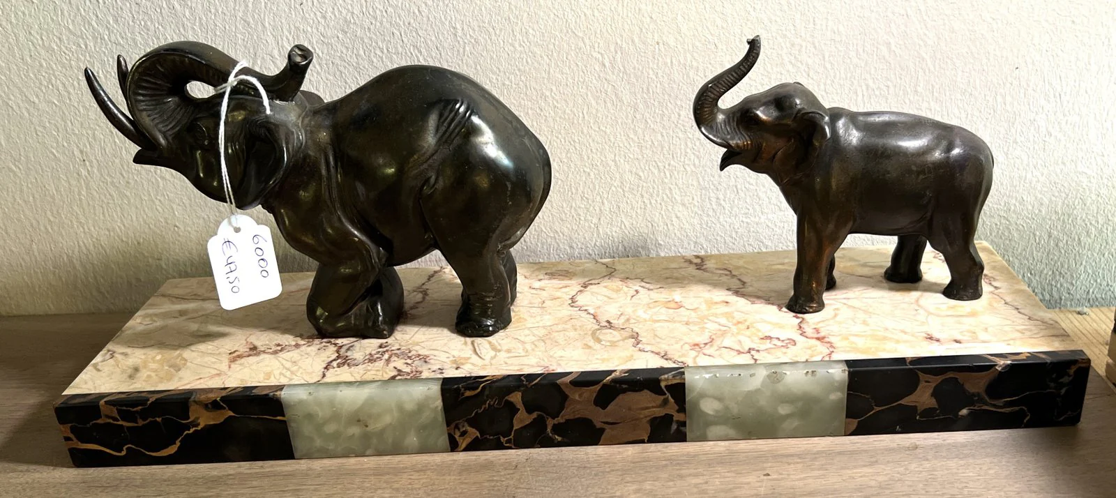 Beeld op marmeren sokkel met 2 olifanten – een grotere en een kleine olifant